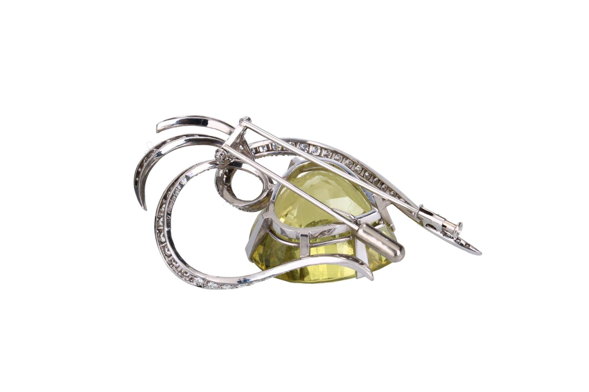 An 18-kt white gold brooch, set with a lemon citrin, of approx. 62 ct., surrounded by single and bri - Bild 3 aus 5