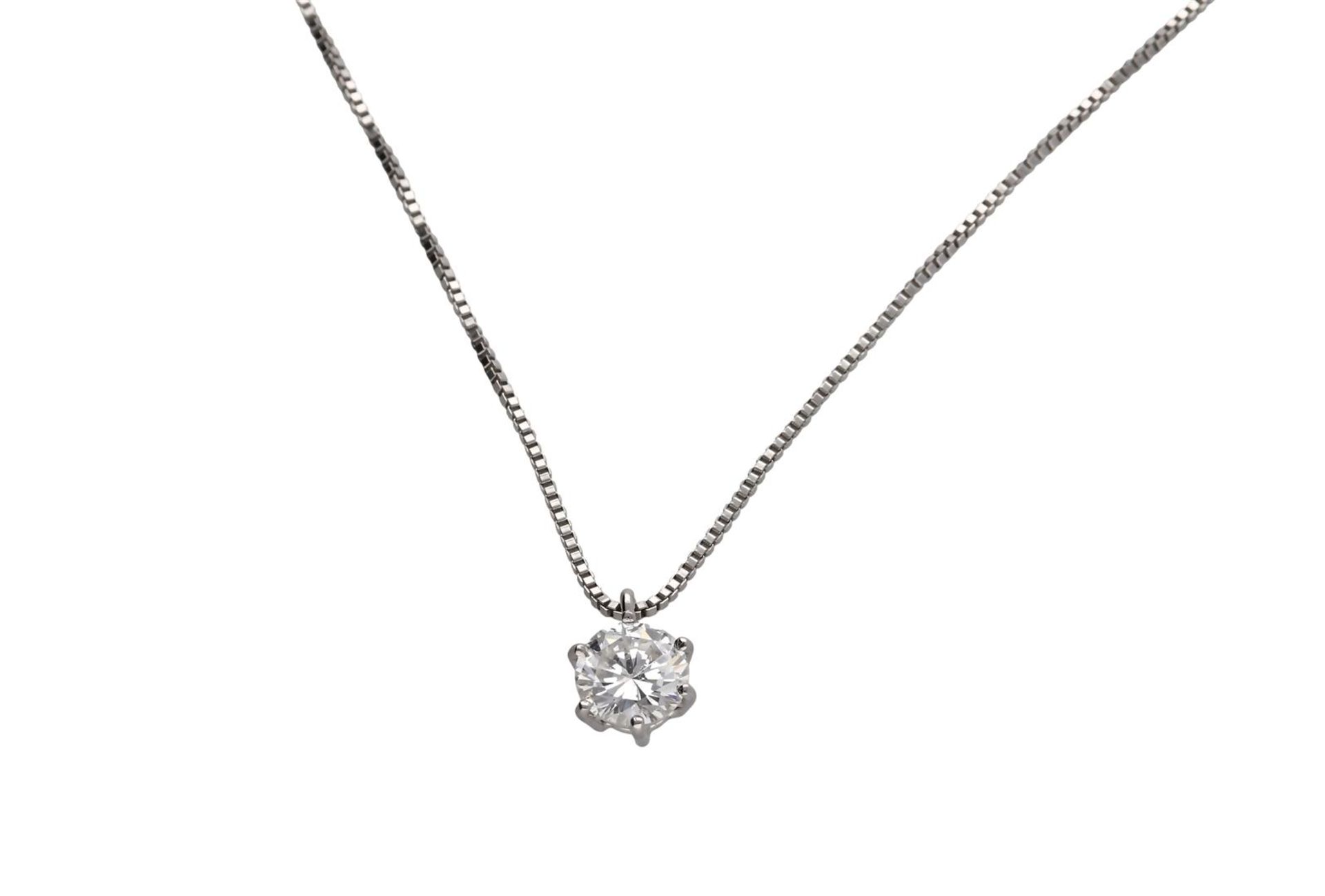 A 14-kt white gold venetian link necklace with soltaire pendant, set with a brilliant cut diamond of - Bild 2 aus 3