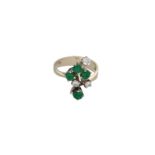 A 14-kt white gold coktail ring, set with round cut emeralds, in total approx. 0.40 ct., and brillia