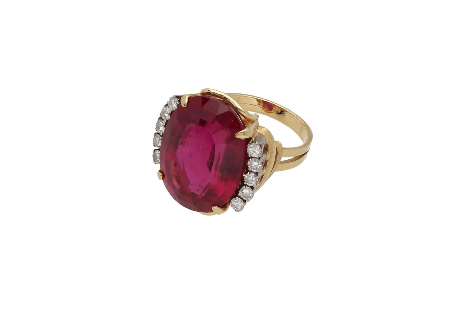 A vintage 14-kt gold ring, set with a modified step cut rubelite, of approx. 18.1 ct. and ten brilli
