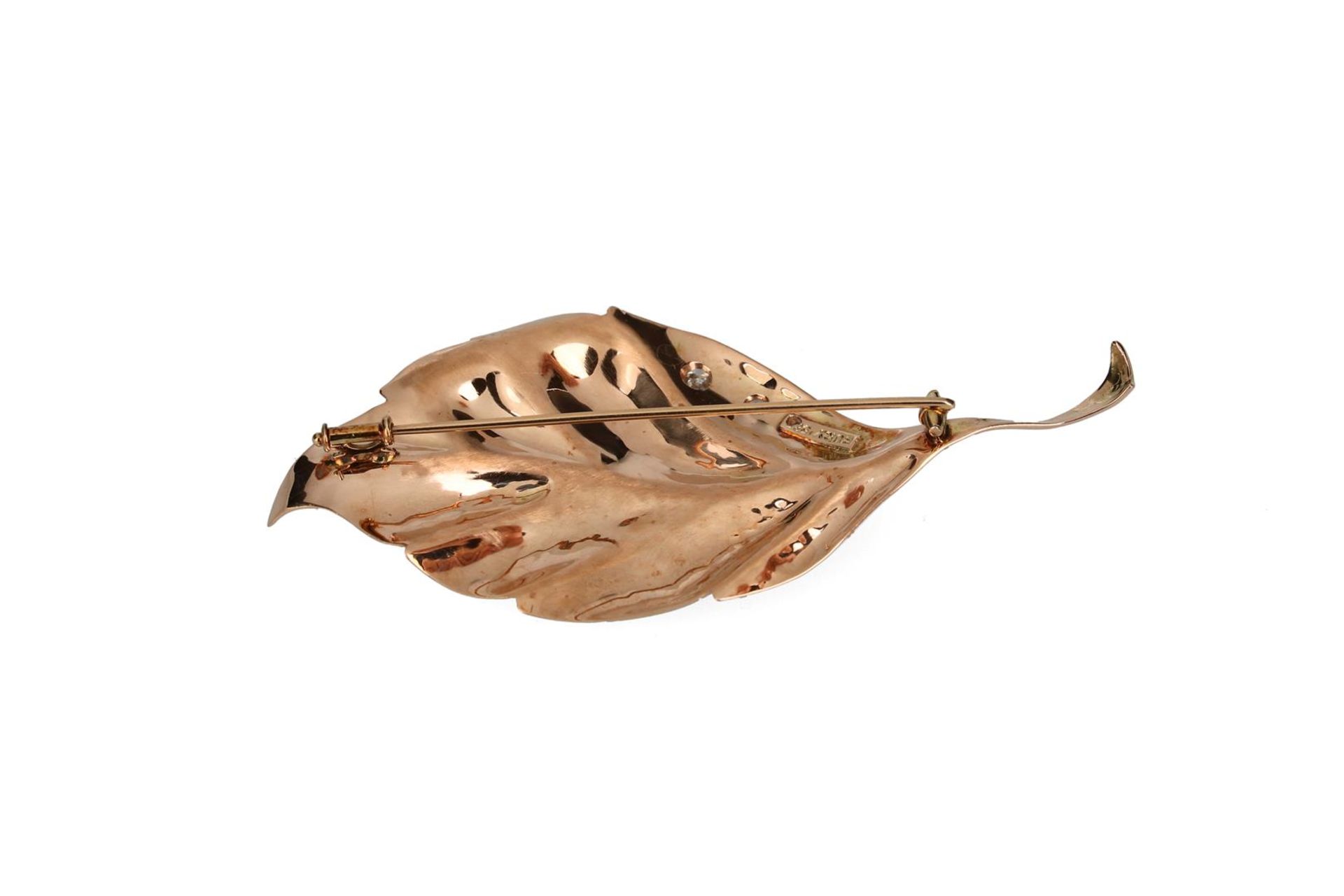 A gold 'leaf' shaped brooch, set with three brilliant cut diamonds, approx. 0.85 ct., clarity p2, 0. - Image 3 of 4