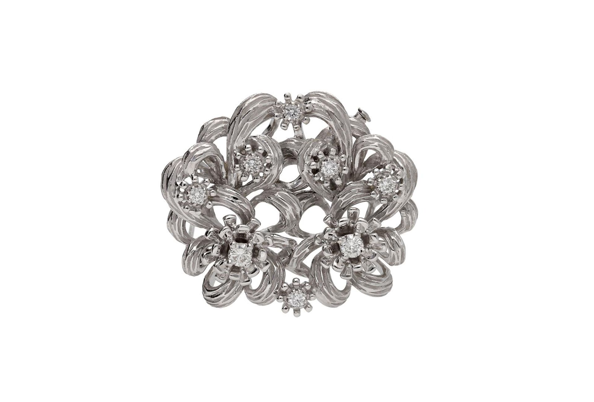 An 18-kt. white gold infinity knot brooch, set with eight brilliant cut diamonds, in total ca. 0.8 c