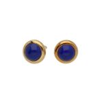A pair of 14-kt. gold earclips, set with lapis lazuli cabochons. D: 1.7 cm. Total weight: 7.1 g.