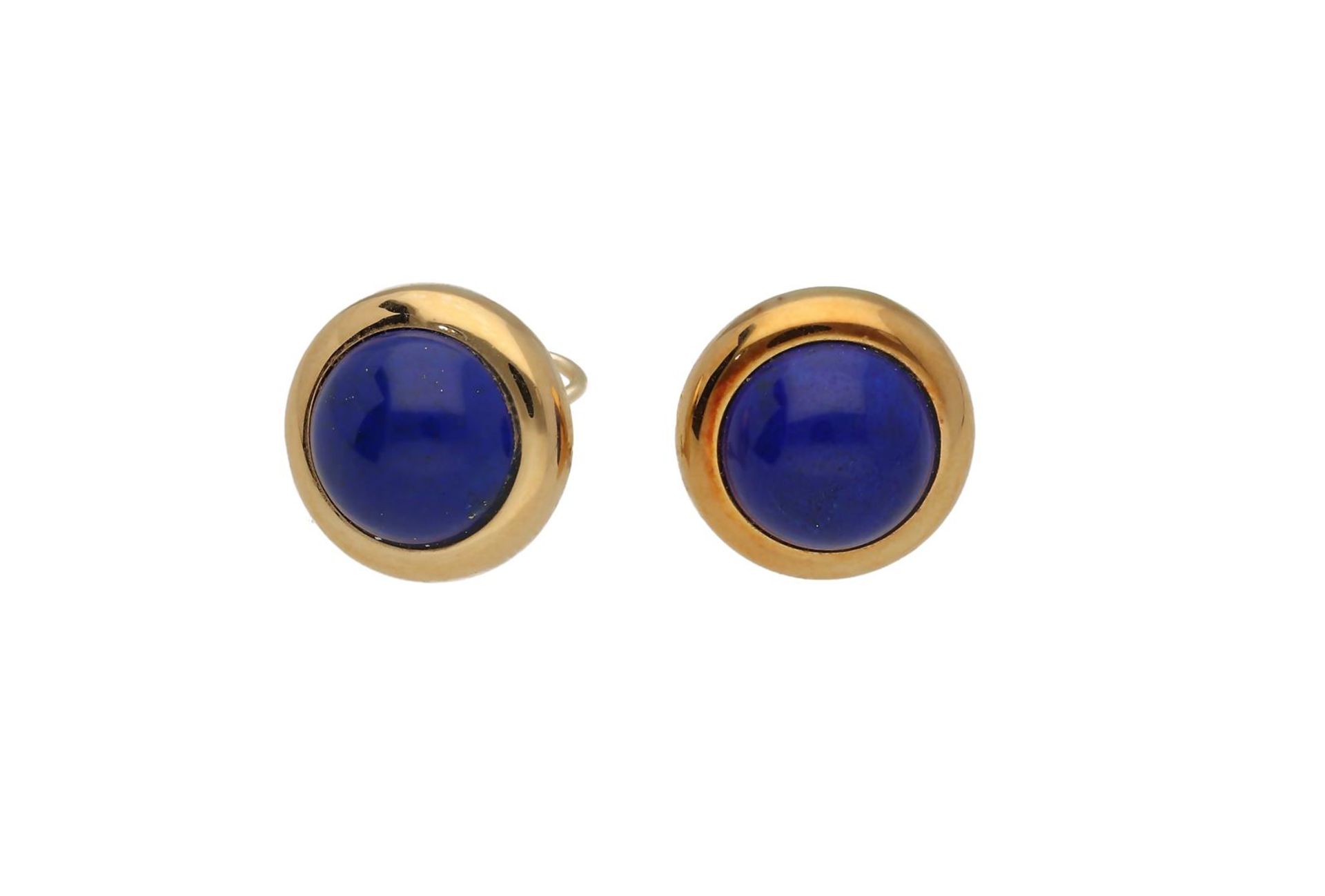A pair of 14-kt. gold earclips, set with lapis lazuli cabochons.
D: 1.7 cm. Total weight:  7.1 g.
