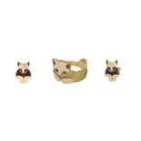 An 18-kt gold 'cat' demi parure, consisiting of a pair of ear studs, and a ring. 
Size: 57. Total we