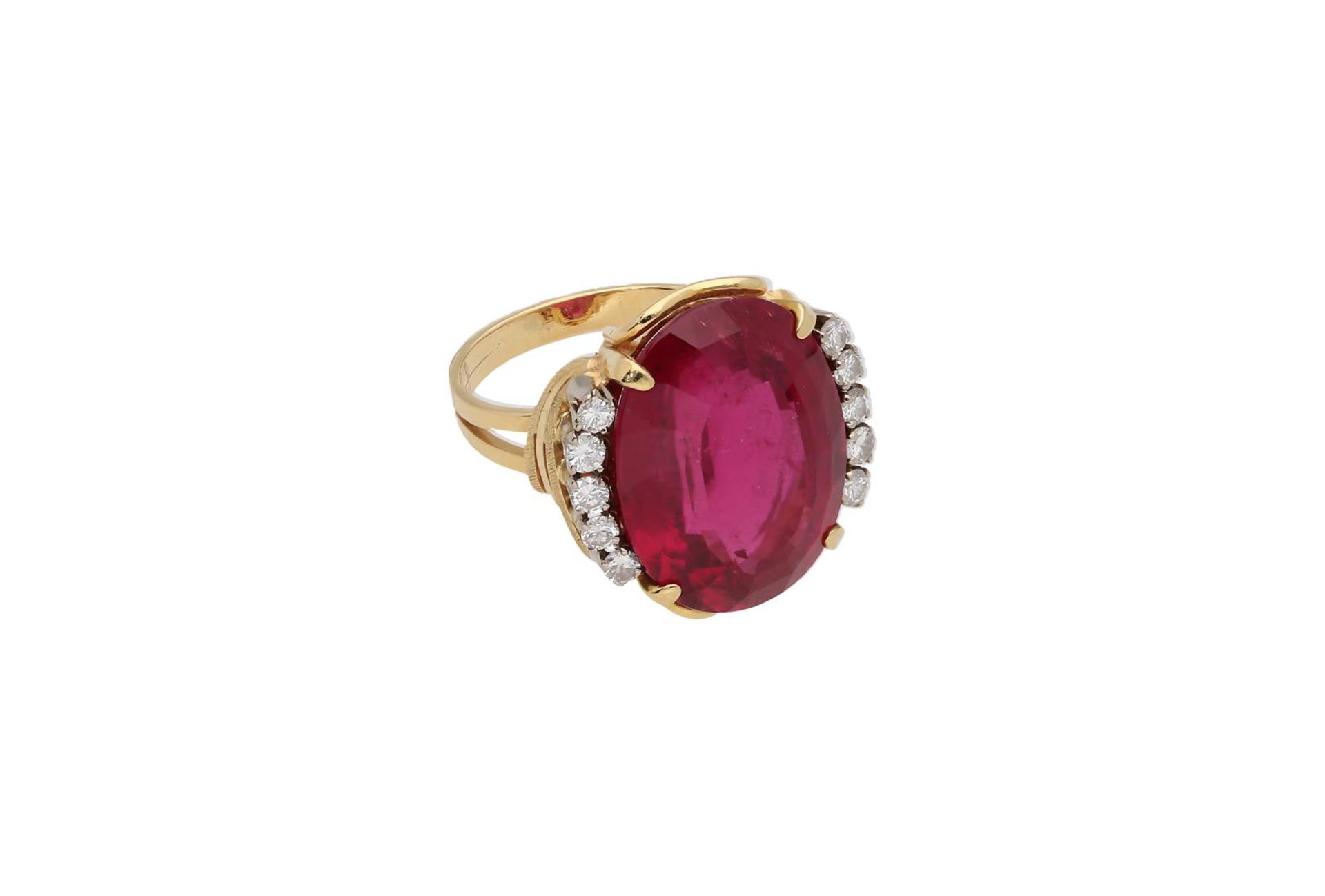 A vintage 14-kt gold ring, set with a modified step cut rubelite, of approx. 18.1 ct. and ten brilli - Bild 4 aus 4