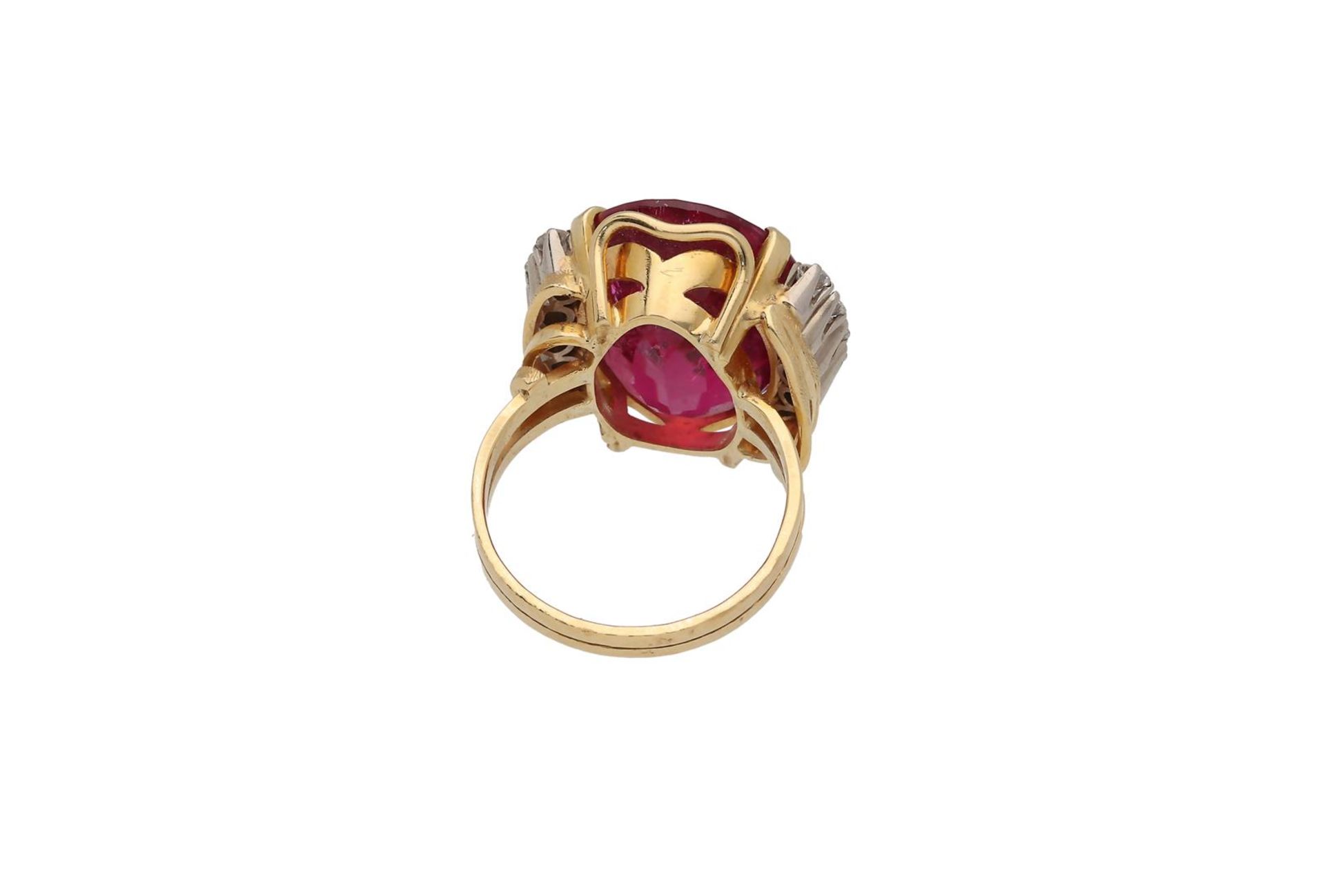 A vintage 14-kt gold ring, set with a modified step cut rubelite, of approx. 18.1 ct. and ten brilli - Bild 3 aus 4