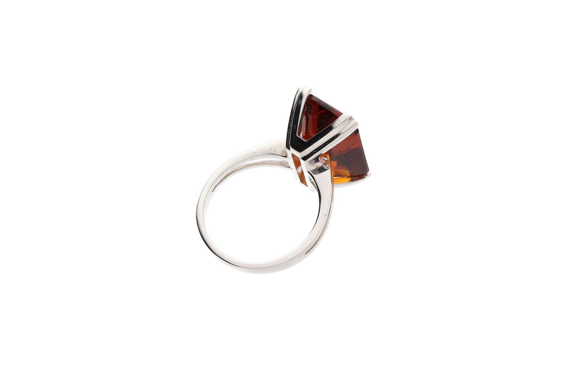 An 18-kt white gold ring set with an emerald cut orange citrin, approx. 10.16 ct. Size: Total weight - Image 2 of 3