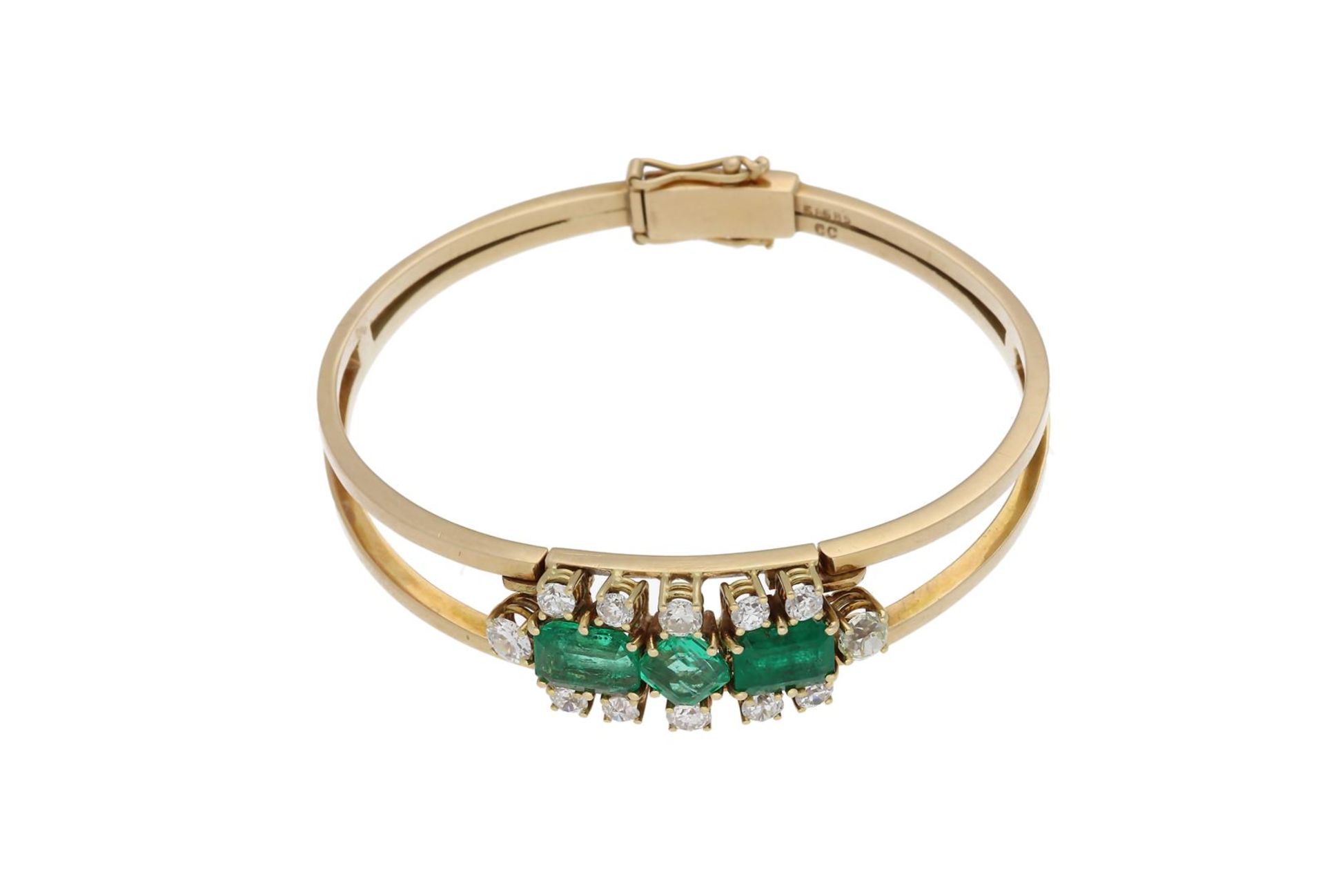 A 14-kt gold hinged bracelet set with emeralds, in total approx. 3.9 ct. and old european and transi - Bild 2 aus 3
