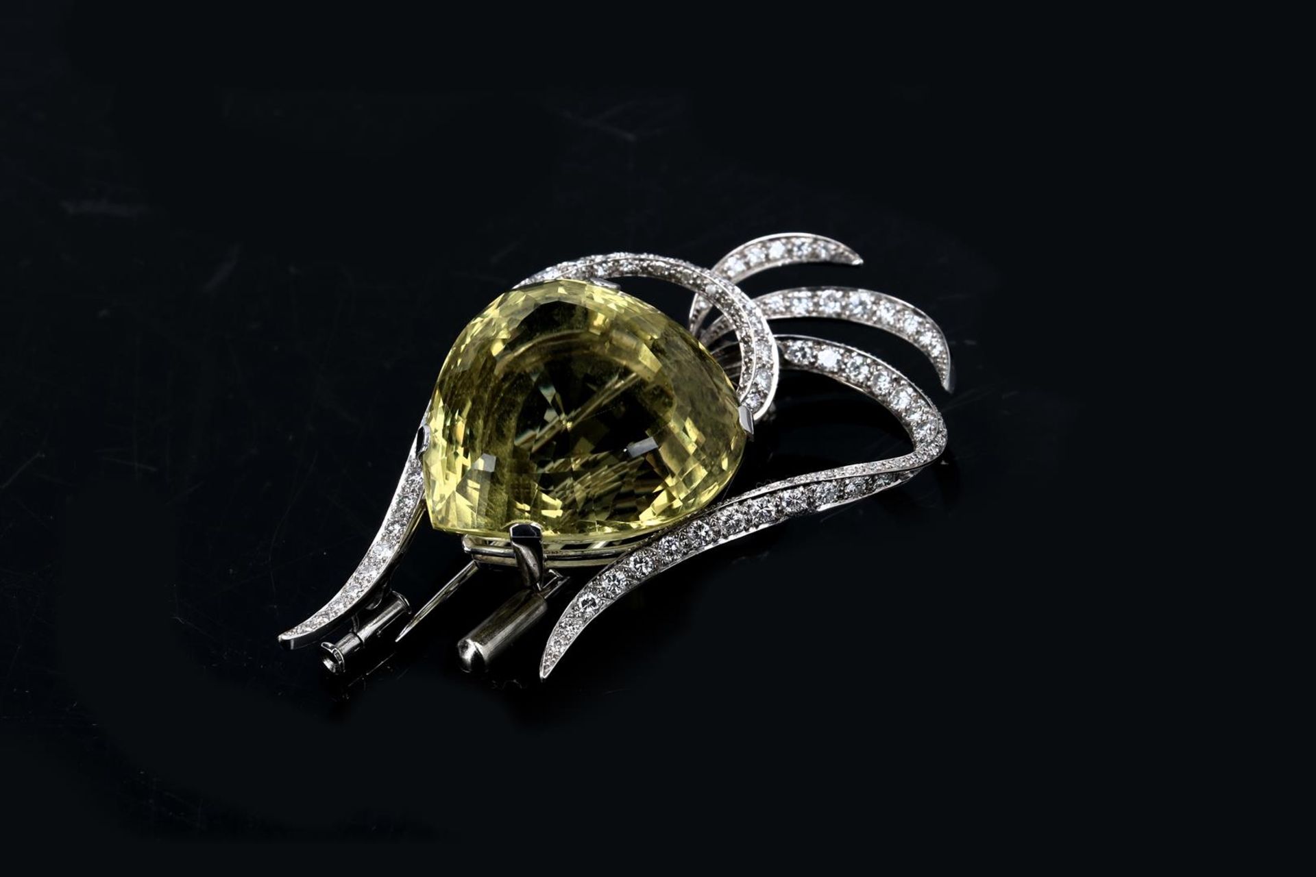 An 18-kt white gold brooch, set with a lemon citrin, of approx. 62 ct., surrounded by single and bri - Bild 5 aus 5
