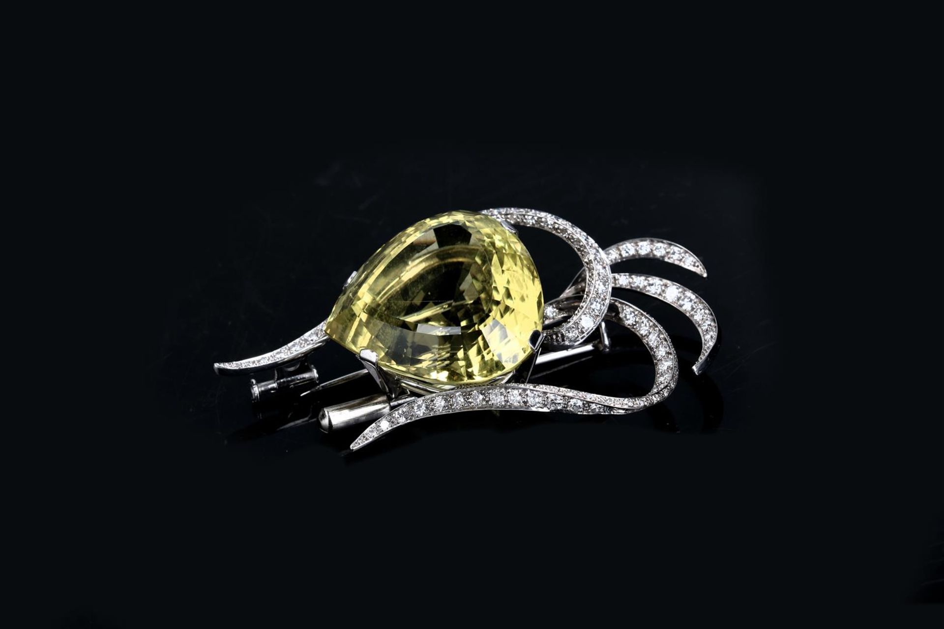 An 18-kt white gold brooch, set with a lemon citrin, of approx. 62 ct., surrounded by single and bri - Bild 4 aus 5