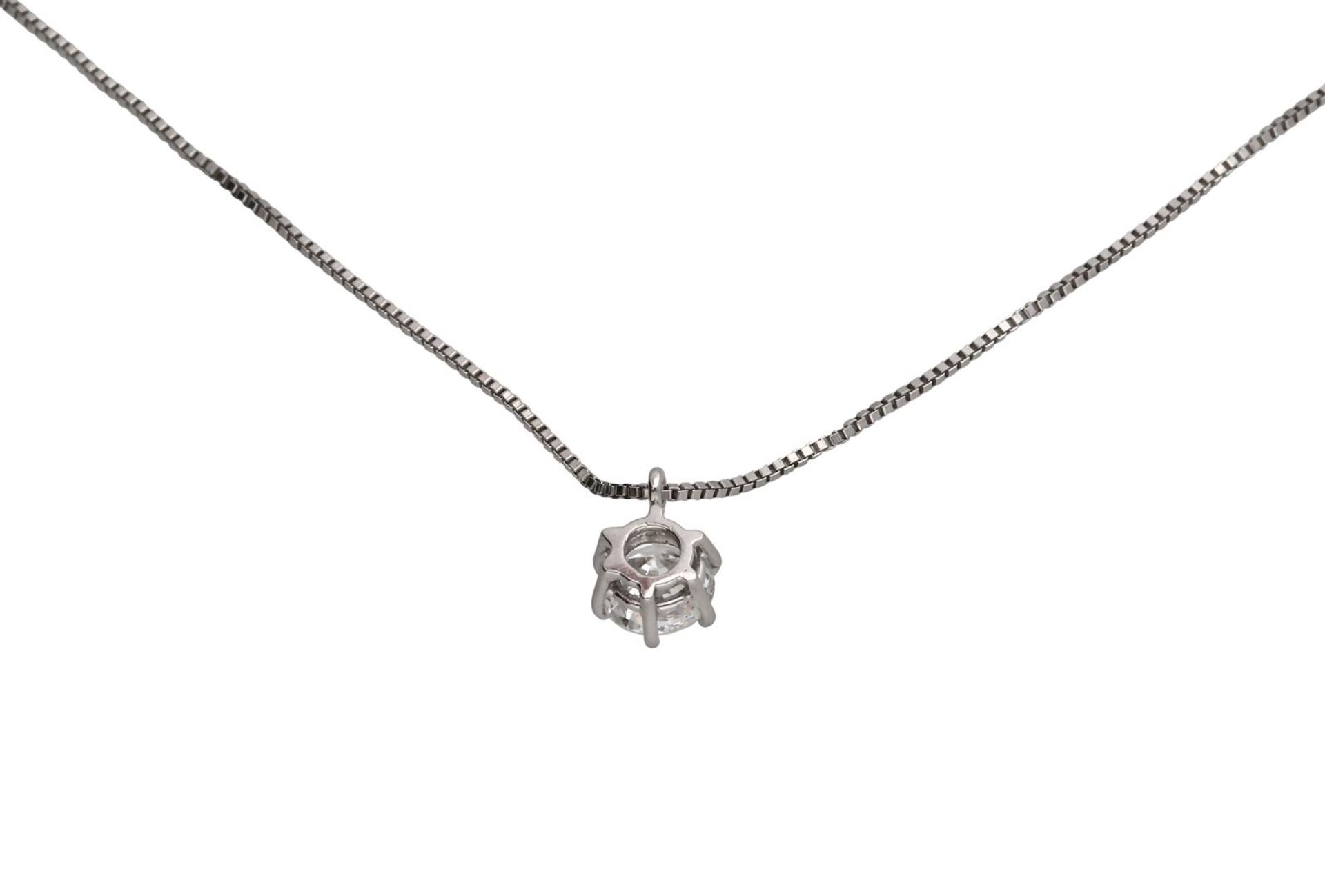 A 14-kt white gold venetian link necklace with soltaire pendant, set with a brilliant cut diamond of - Bild 3 aus 3