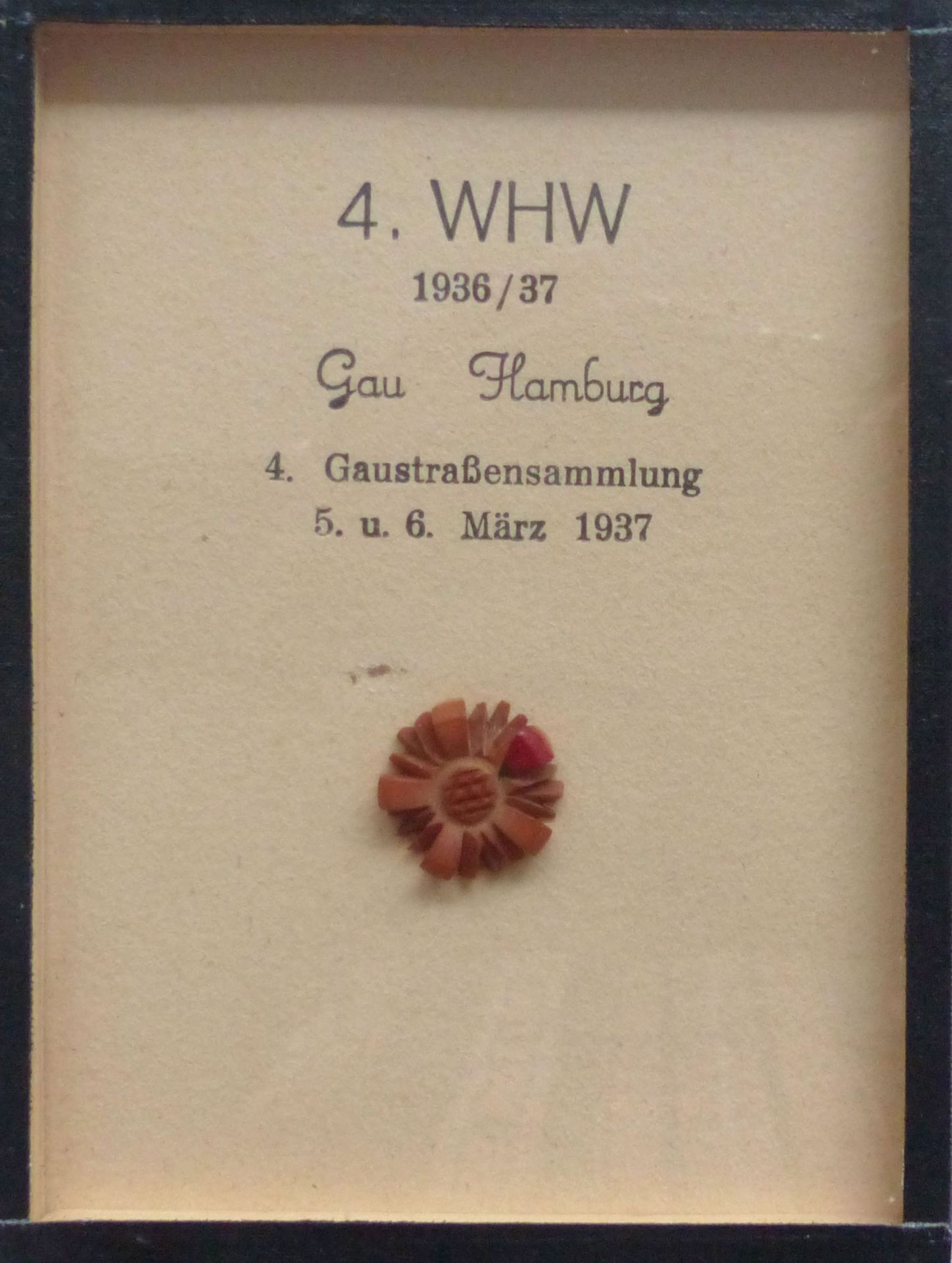 WHW Gau Hamburg Gaustraßensammlung März 1937 Abzeichen im Rahmen 9x12 cm I-II