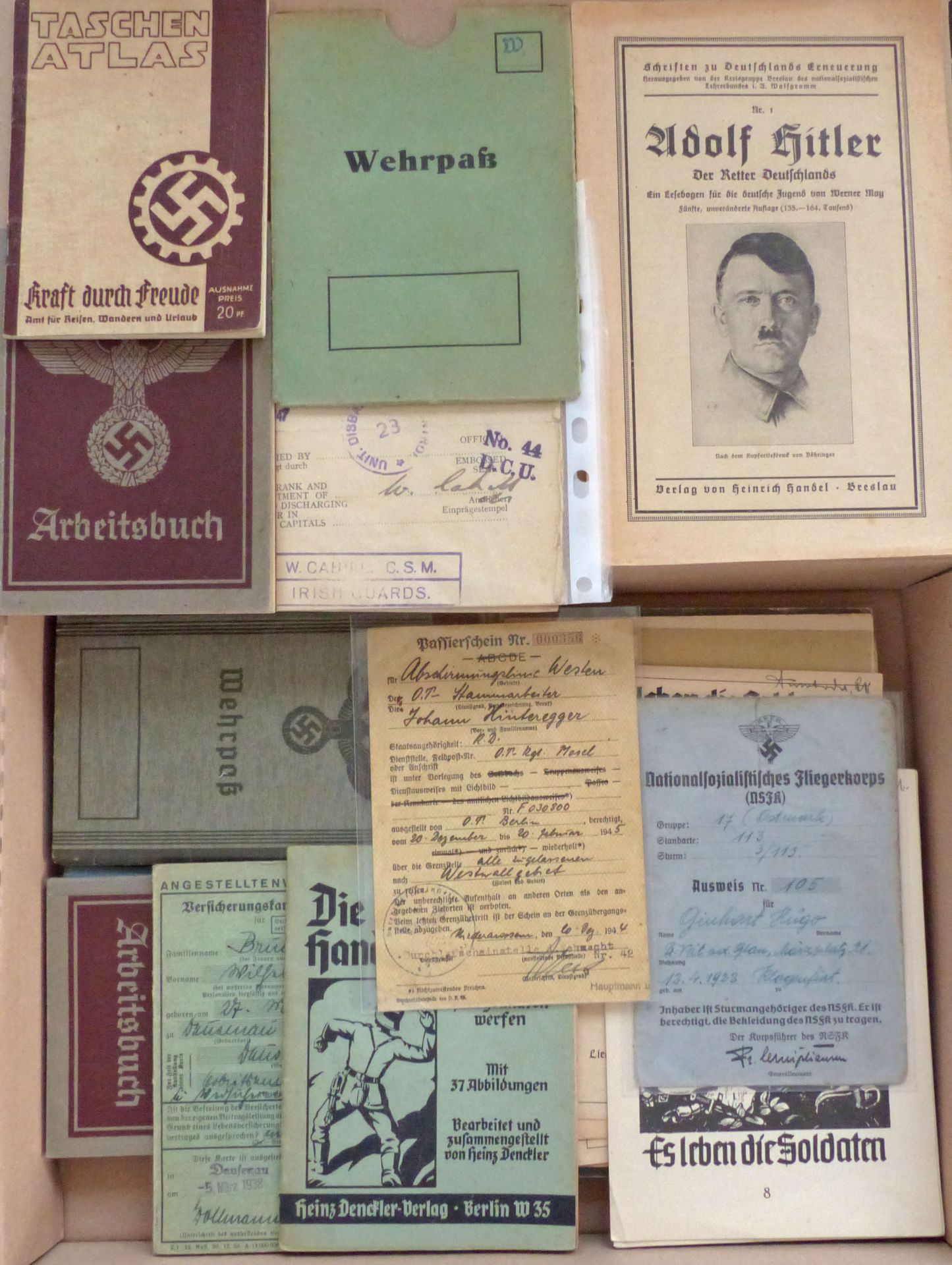 WK II Kl. Lot mit Büchern, Kalender, Wehr- und Arbeitsbüchern und Schriften zu Deutschalnds