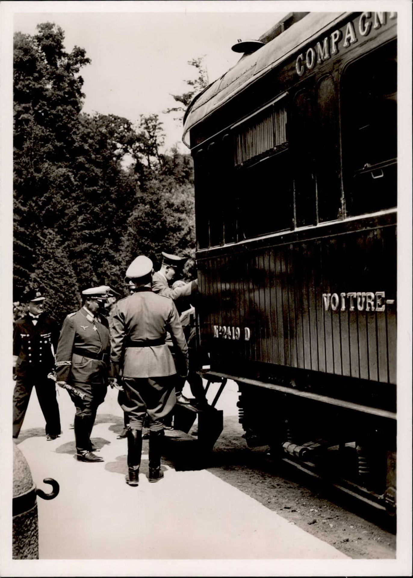 Göring mit Hitler der Führer begibt sich in den historischen Wagen PH C3 I-