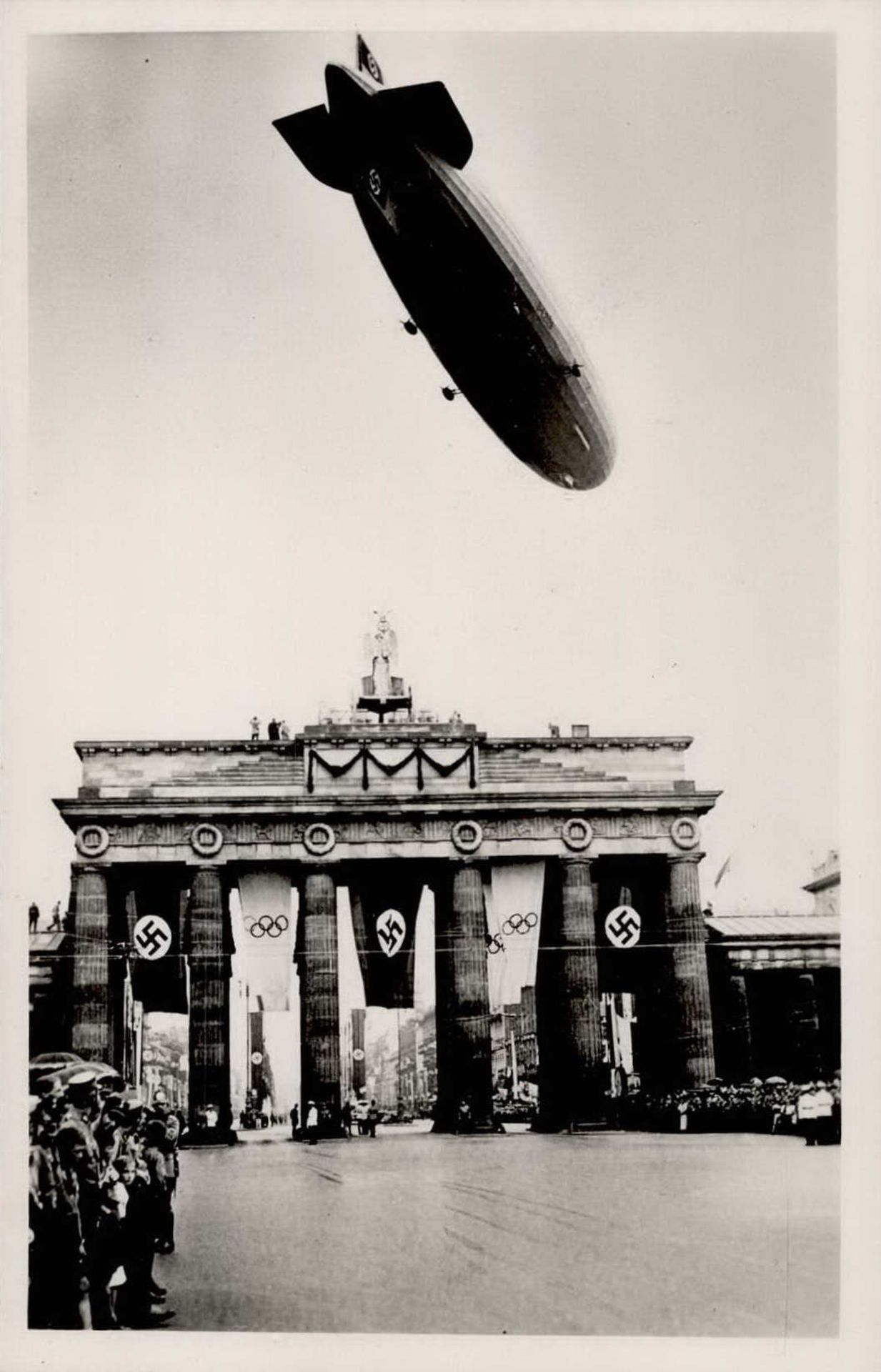 BERLIN OLYMPIA 1936 WK II - PH 026 LUFTSCHIFF HINDENBURG auf seinem Flug zum Reichssportfeld über