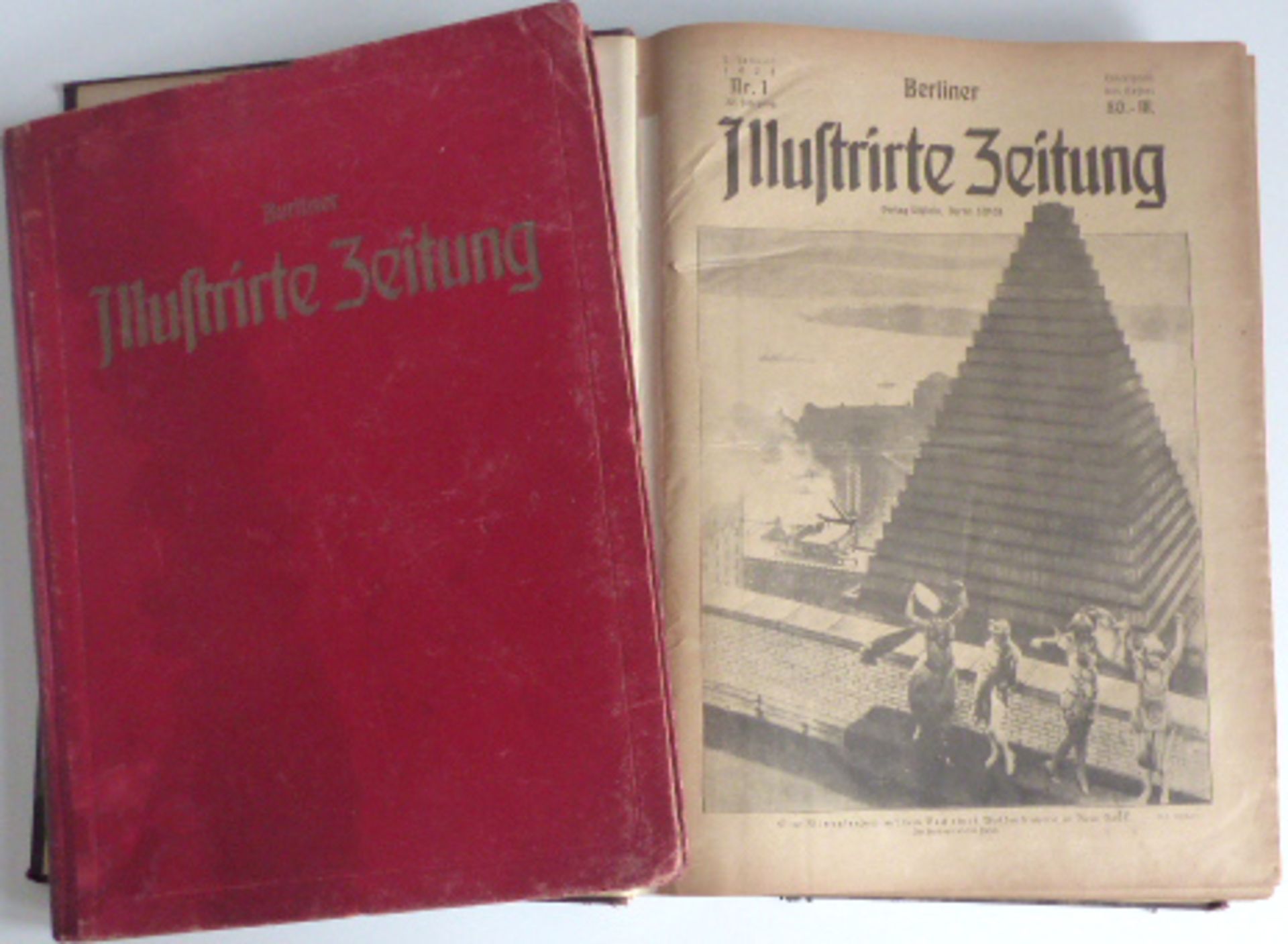 Zeitung Konvolut mit 4 Bänden der Berliner Illustrierten Zeitung, 1917 1-52, 1918 1-50, 1923 1-56 ud