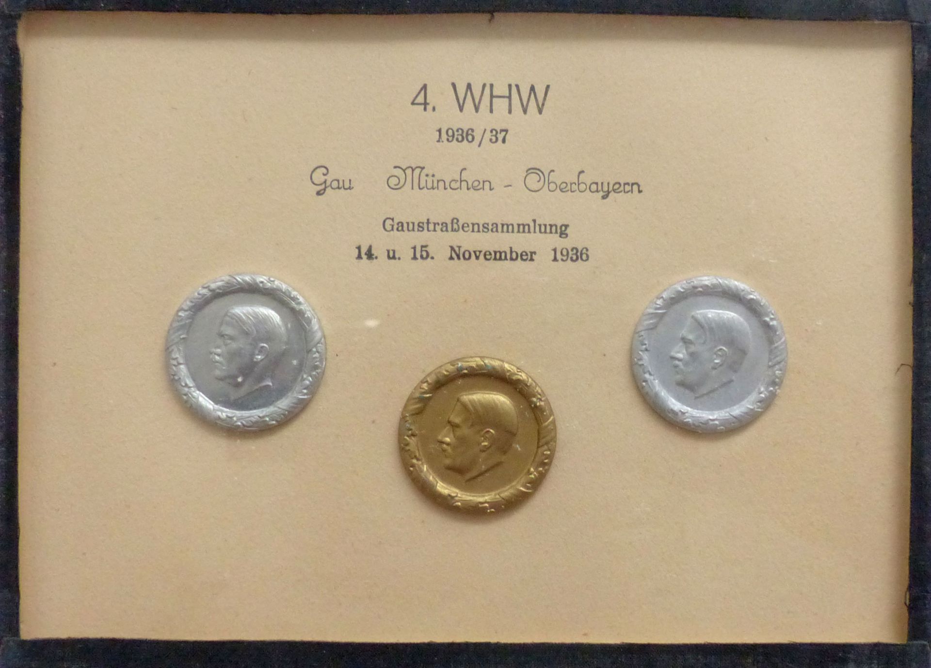 WHW Gau München-Oberbayern Gaustraßensammlung November 1936 Abzeichen im Rahmen 13 x18 cm I-II