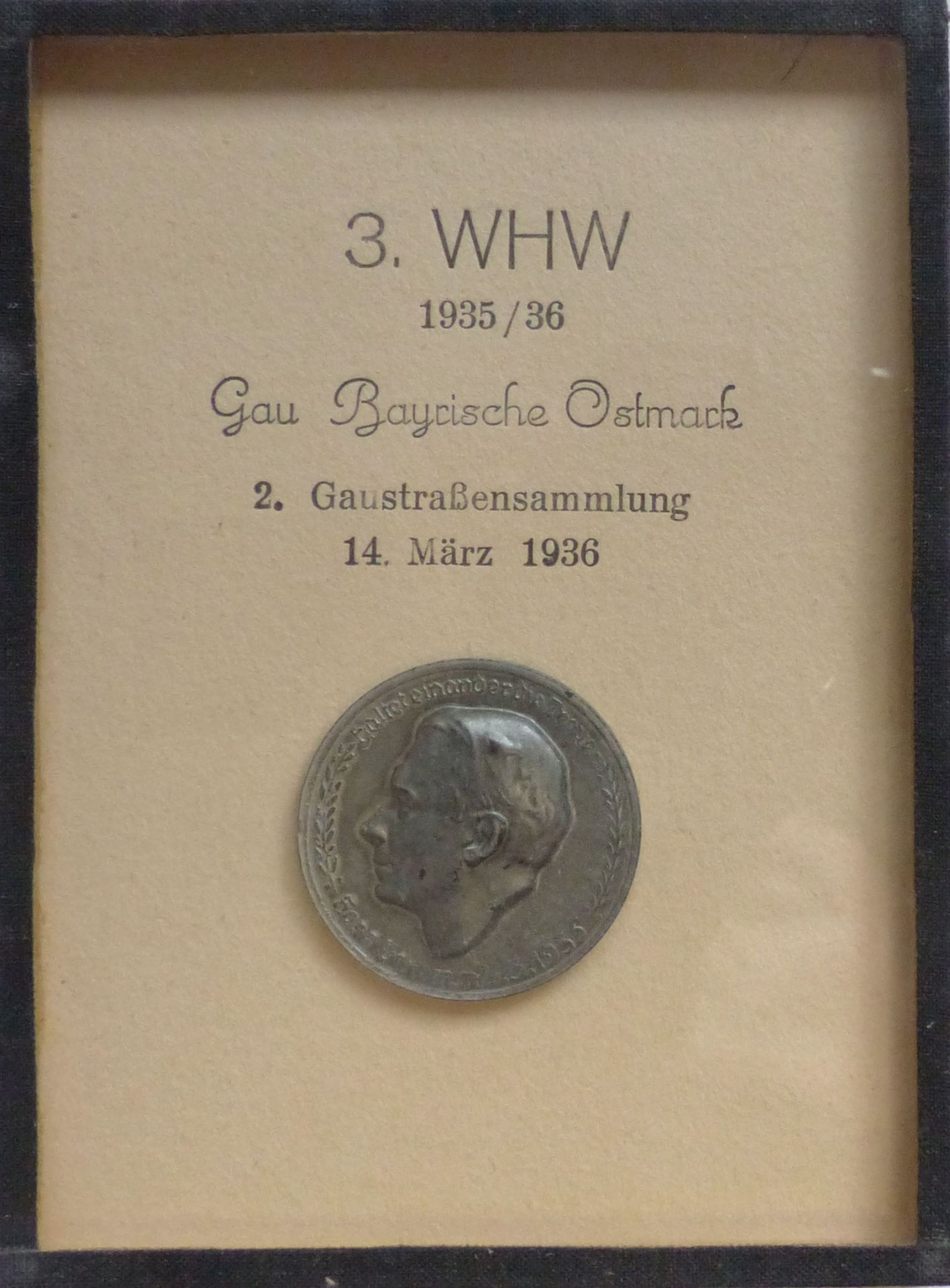 WHW Gau Bayrische Ostmark Gaustraßensammlung März 1936 Abzeichen Rahmen 9x12 cm I-II