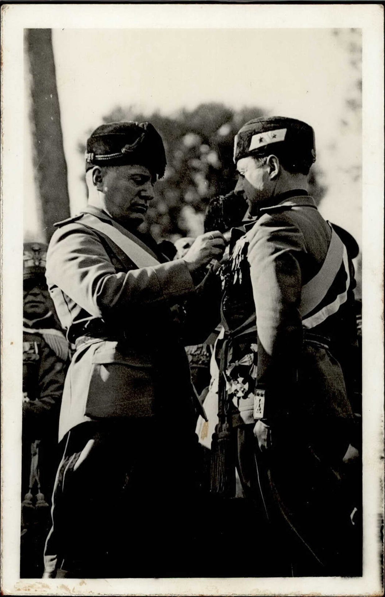 Mussolini verleiht einen Orden I-II (RS Klebereste)