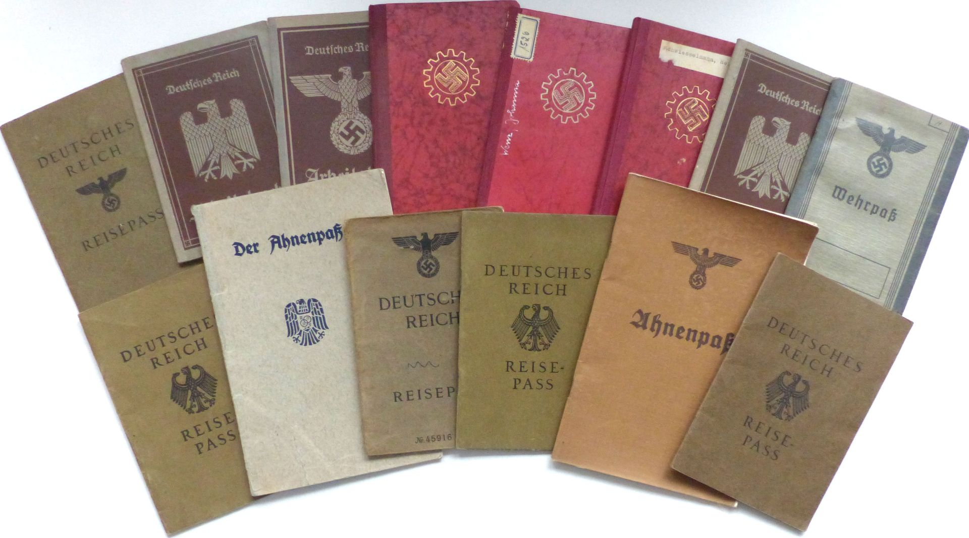 WK II Lot mit 12 Ausweisen vor 1945, Wehr-, Reisepass, Arbeitsbücher, DAF II