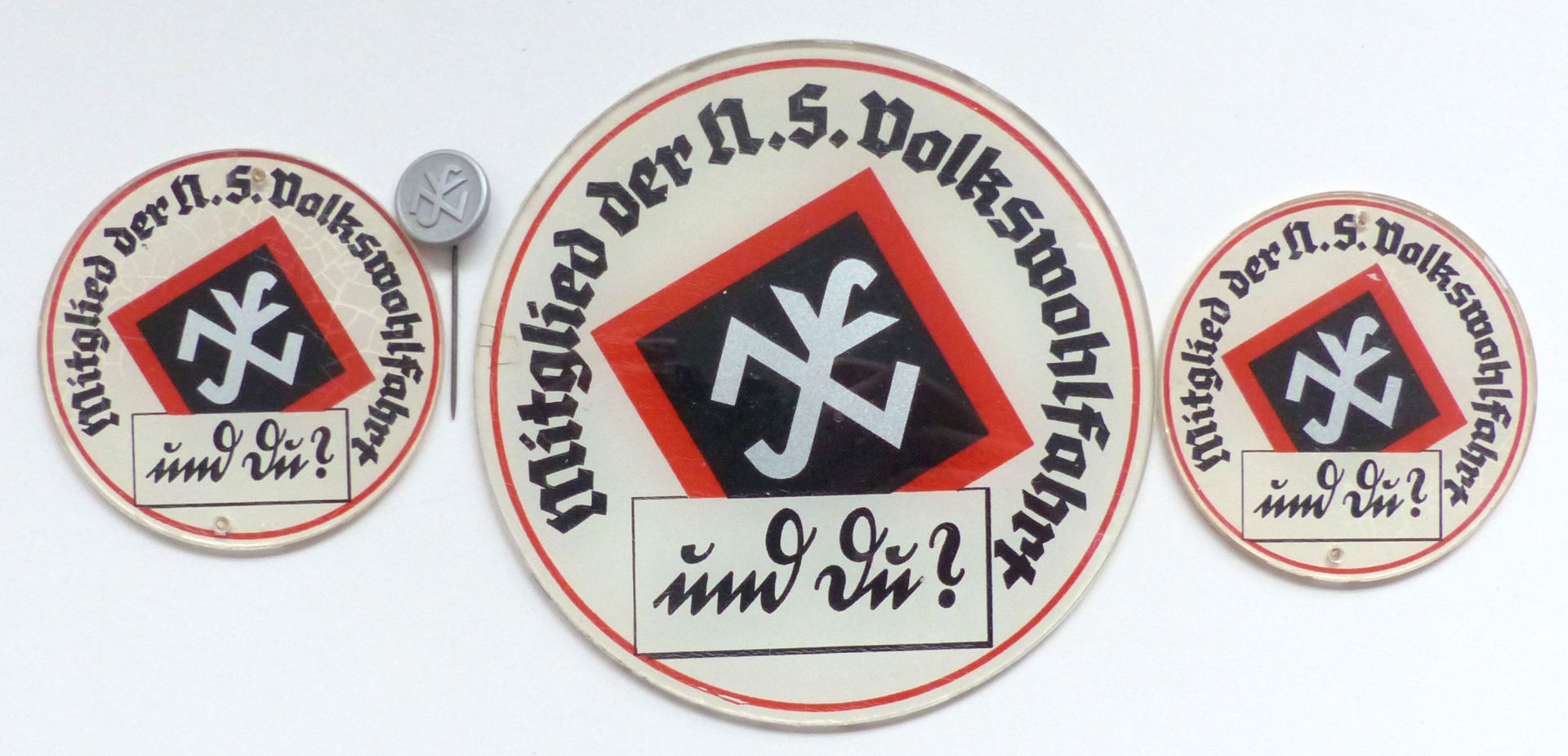 WK II Lot mit Türplaketten (Durchm. 12cm und 2x7 cm) sowie Anstecknadel der N.S. Volkswohlfahrt I-