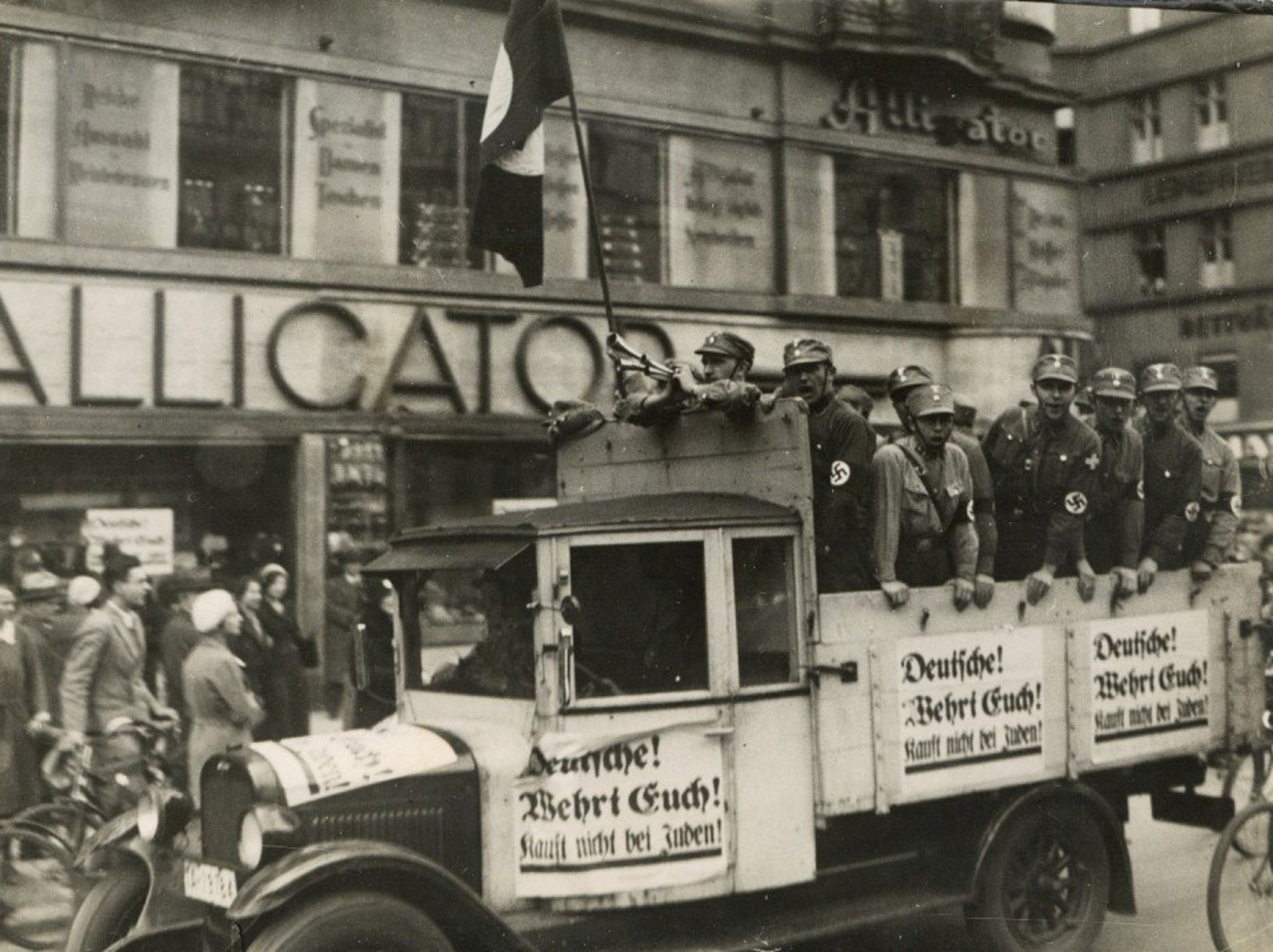 Judaika WK II Foto mit Nationalsozialisten besetzter Propagandawagen in Berlin am 1. April 1933,