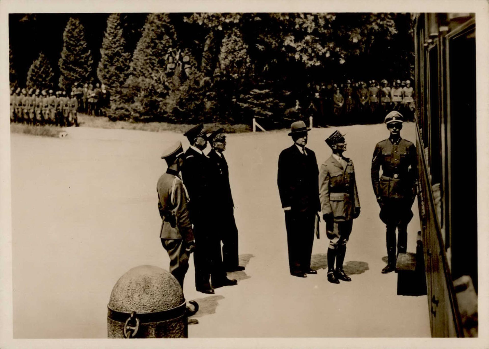 WK II Compiegne Die französische Delegation vor dem historischen Wagen 1940 I-II