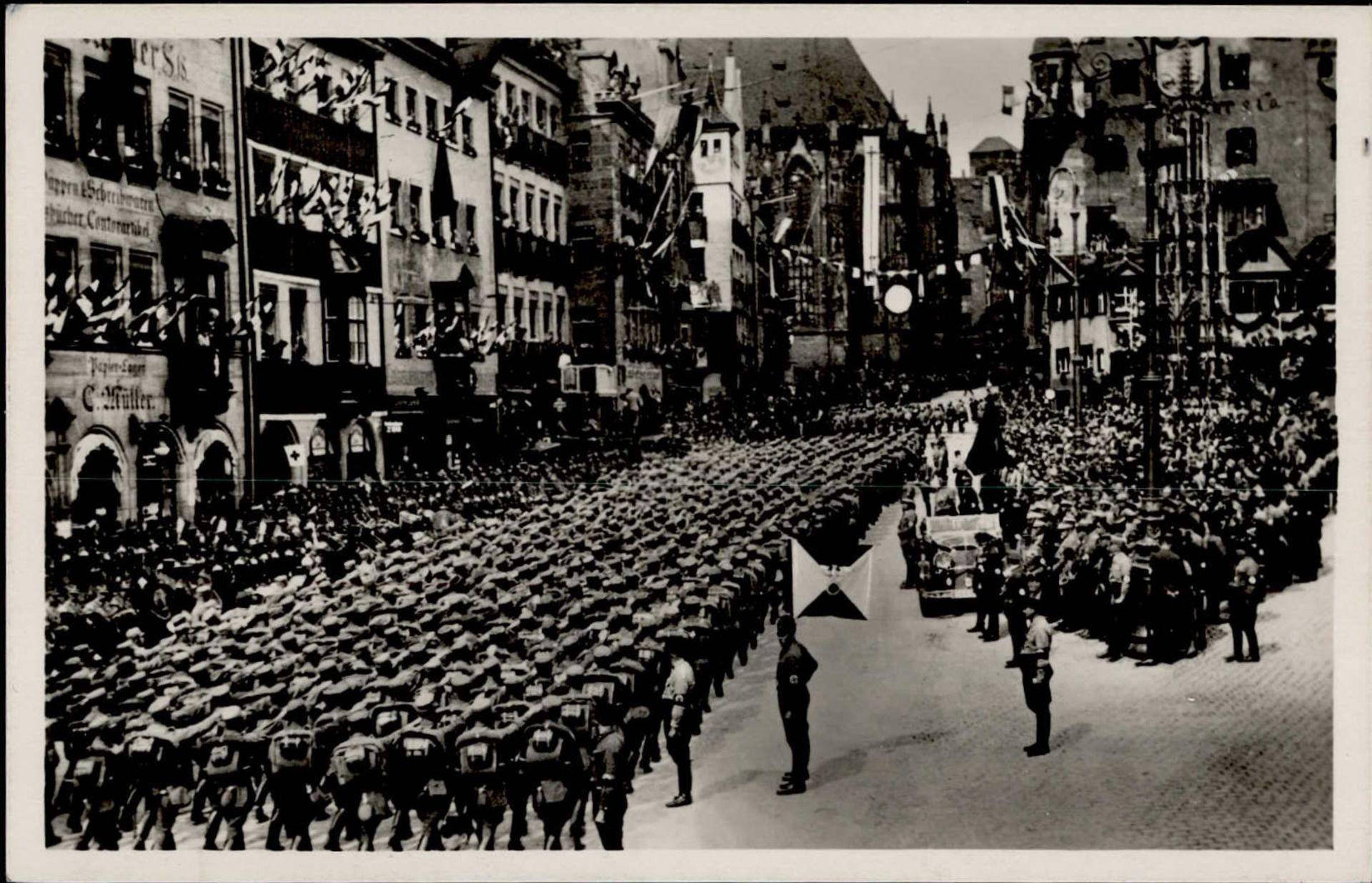 REICHSPARTEITAG NÜRNBERG 1933 WK II - PH P 23 Vorbeimarsch am Adolf Hitler-Platz vor dem Führer S-