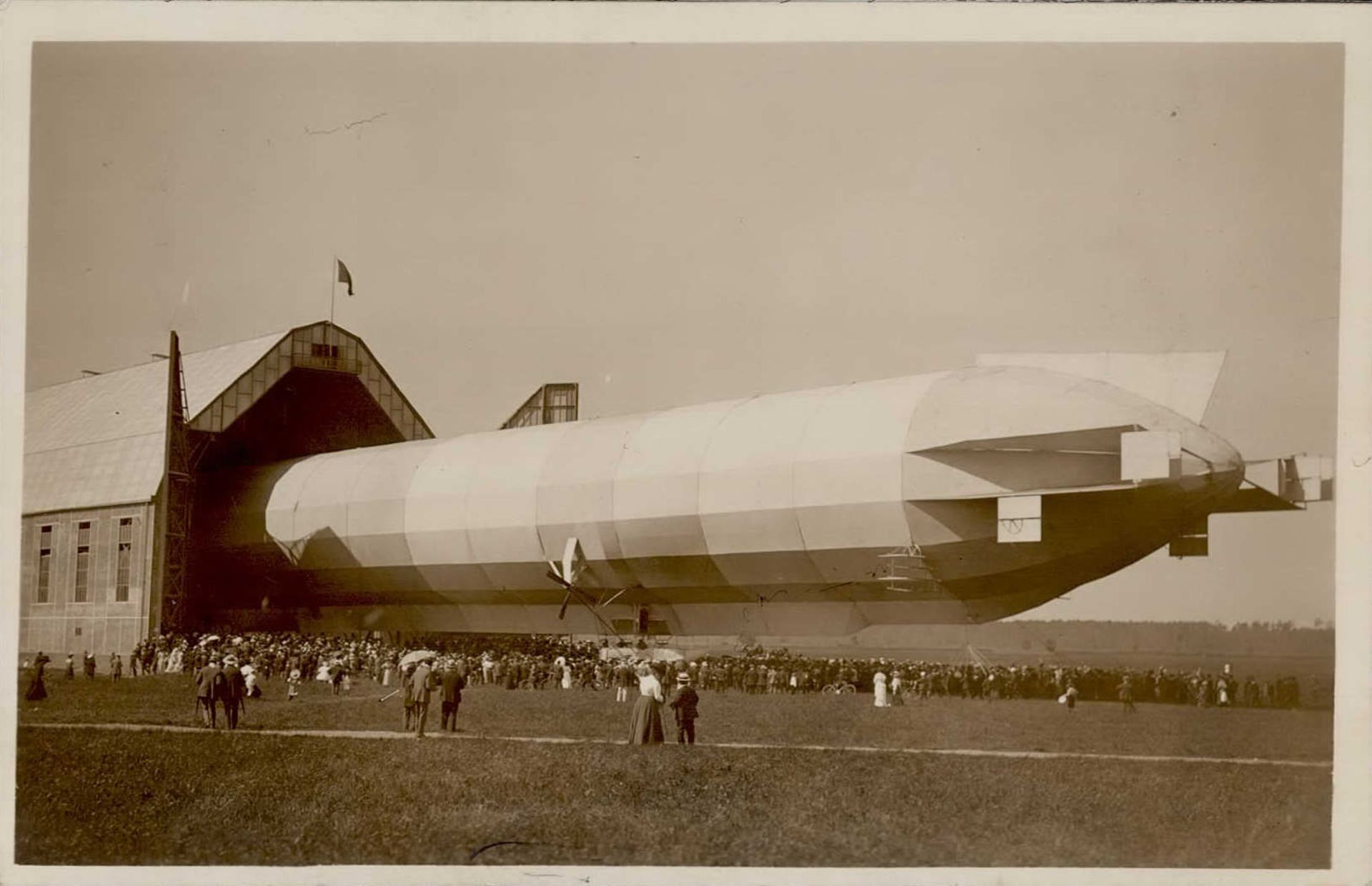 Zeppelin Baden-Baden L.Z. VI 21. Aug. 1910 Foto-AK I-II
