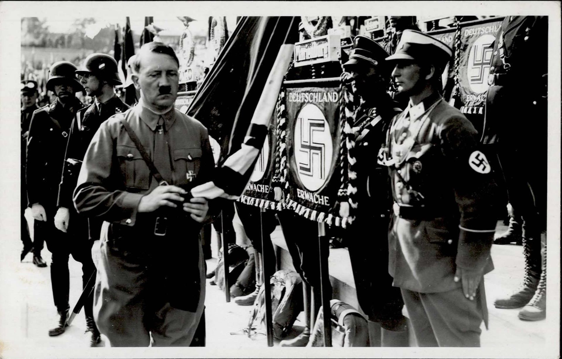 REICHSPARTEITAG NÜRNBERG WK II - seltene Foto-Ak Hitler mit SS bei Fahnenweihe I