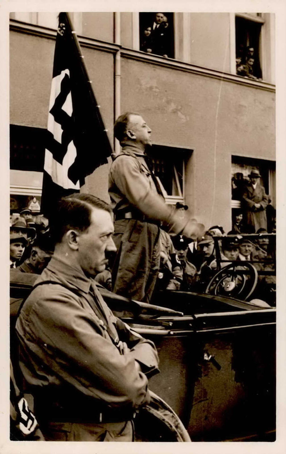 HITLER WK II - Foto-Ak Hitler im Auto I-II