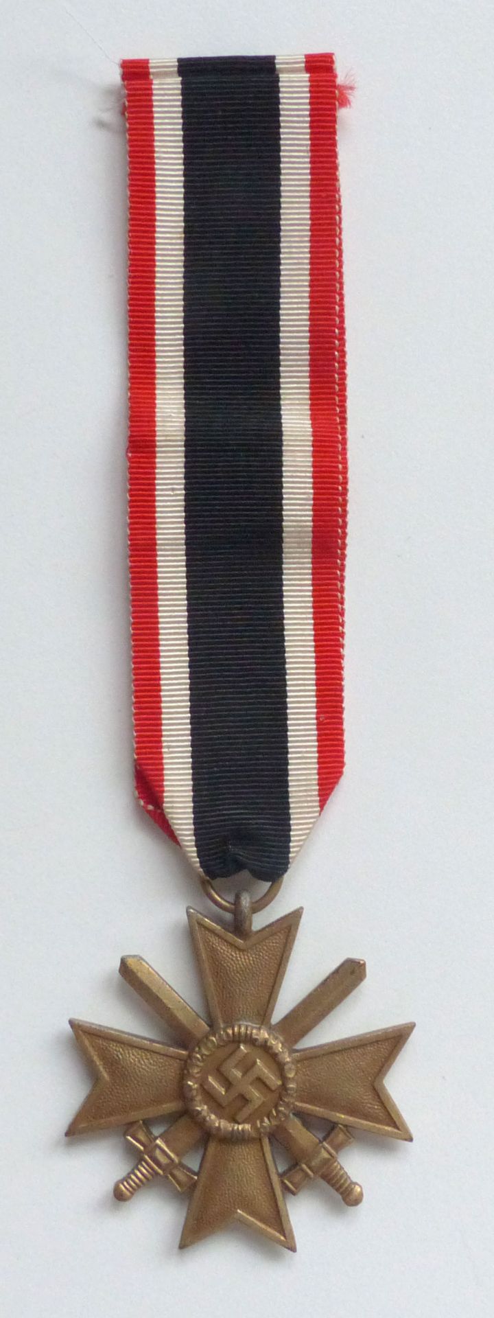 WK II Orden Kriegsverdienstkreuz mit Schwertern 2.Klasse 1939 am Band Hersteller 100