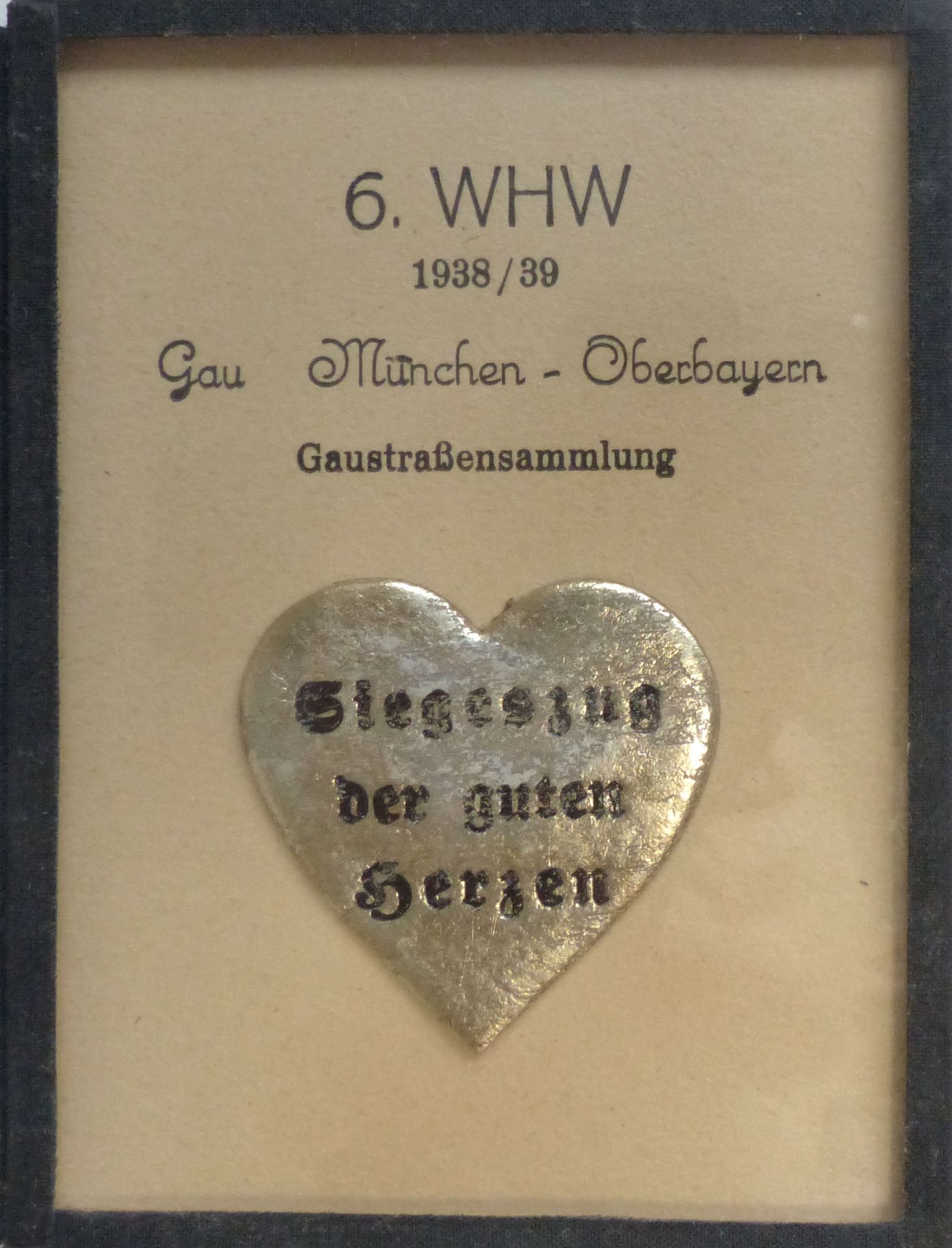 WHW Gau München-Oberbayern Gaustraßensammlung 1938/39 Abzeichen im Rahmen 9x12 cm I-II