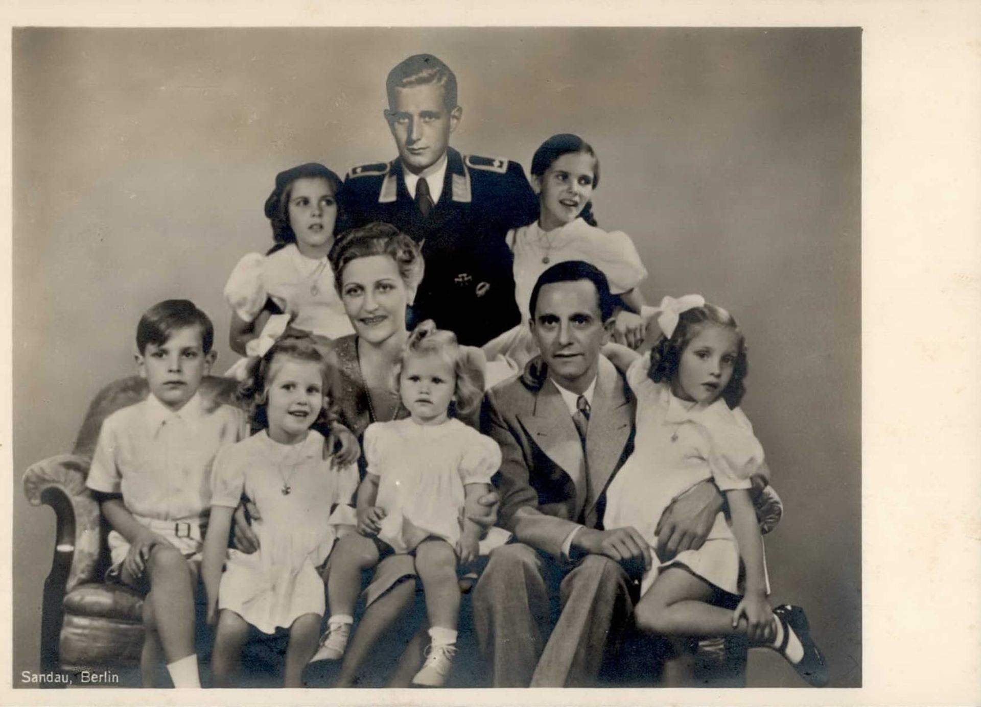 Goebbels mit Familie II (kl. Einriss)