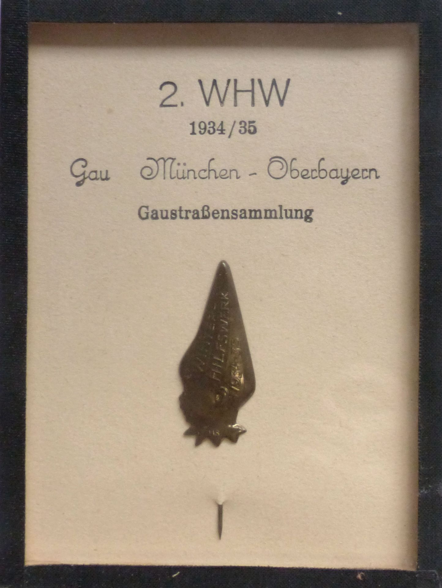 WHW Gau München-Oberbayern Gaustraßensammlung 1934/35 Anstecknadel Rahmen 9x12 cm I-II