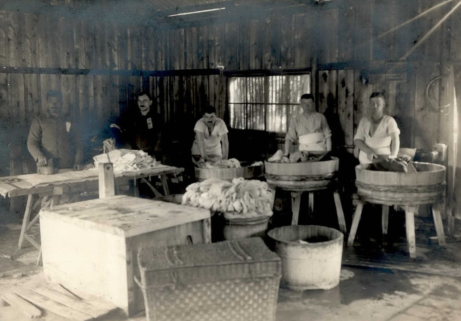 Kriegsgefangenenpost aus Japan Osaka Originalfoto der Lagerwäscherei