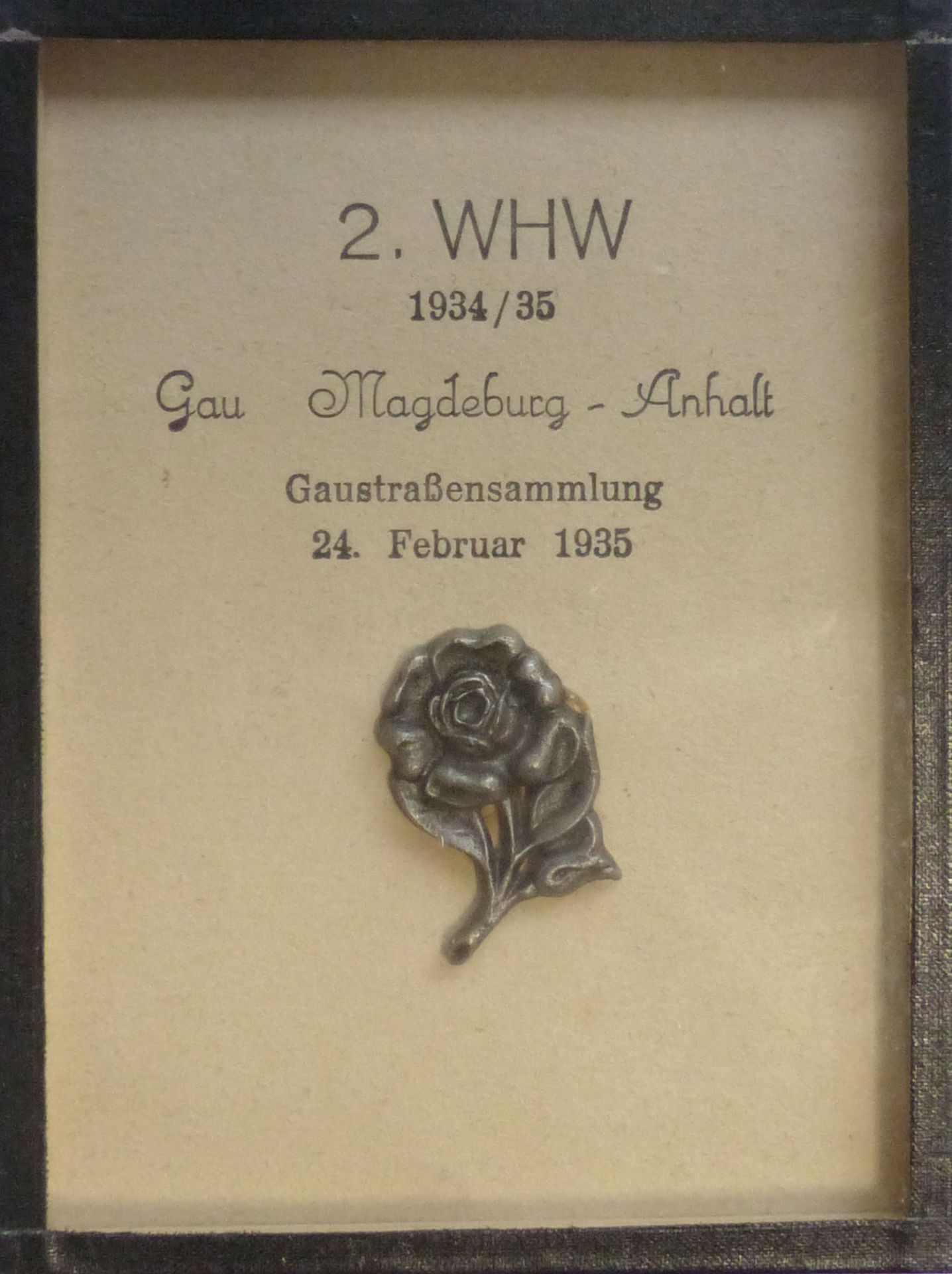 WHW Gau Magdeburg-Anhalt Gaustraßensammlung 24. Feb. 1935 Blumen-Abzeichen im Rahmen 9x12 cm I-II