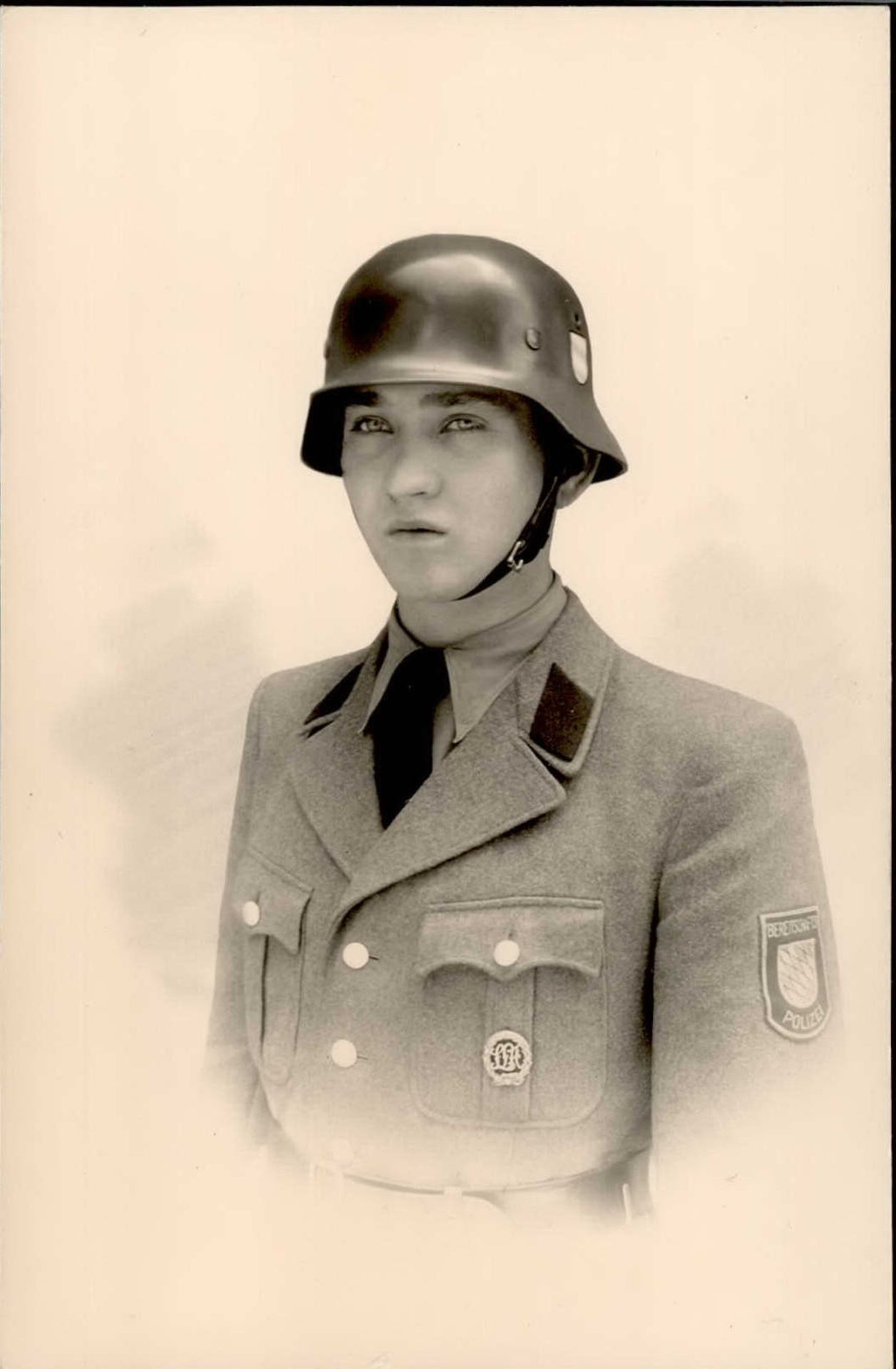 Polizei Bayern Portrait eines Bereitschafts-Polizisten Stahlhelm I-II