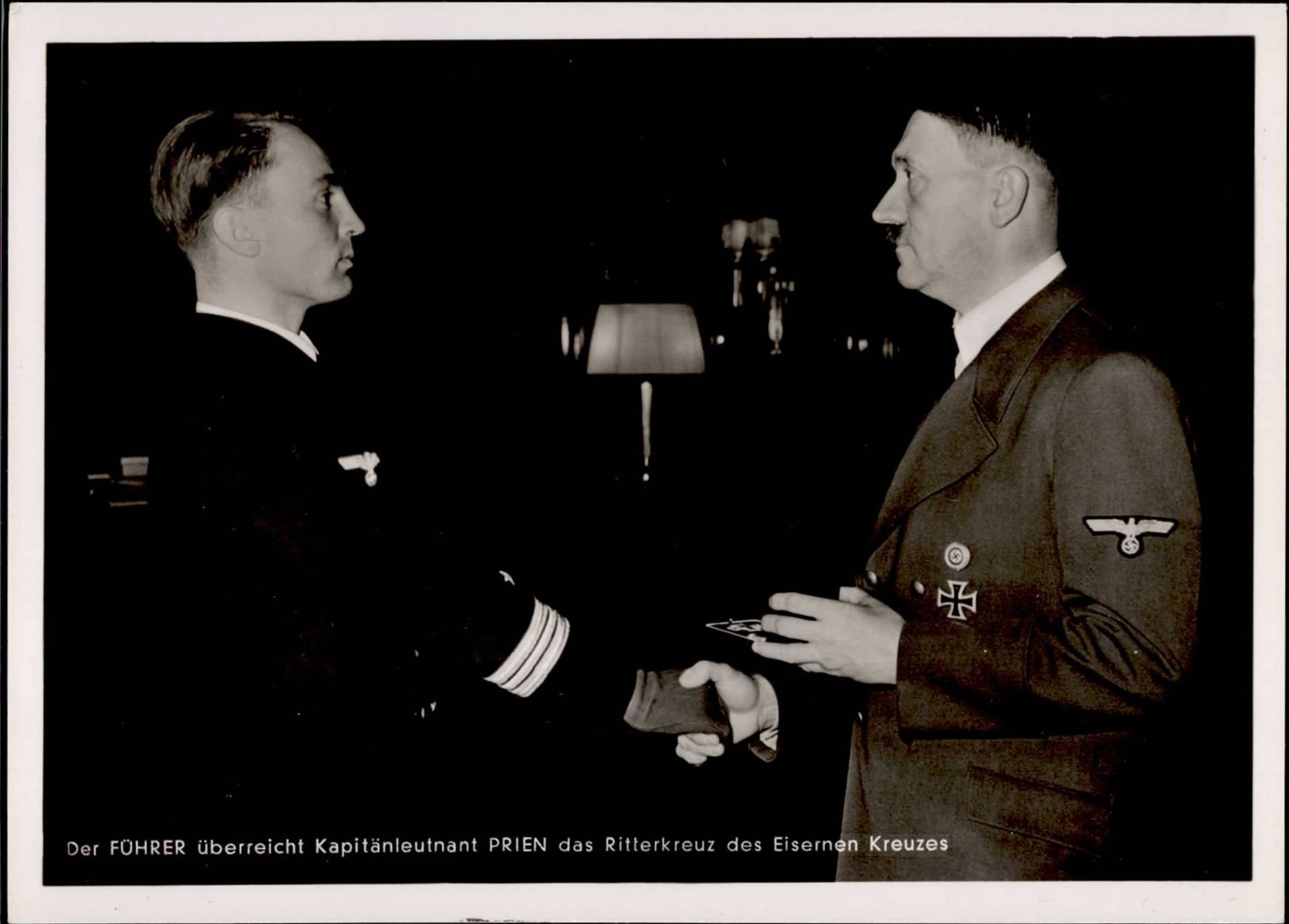 Ritterkreuzträger Prien, Günther Kapitänleutnant erhält von Hitler das Ritterkreuz I-II