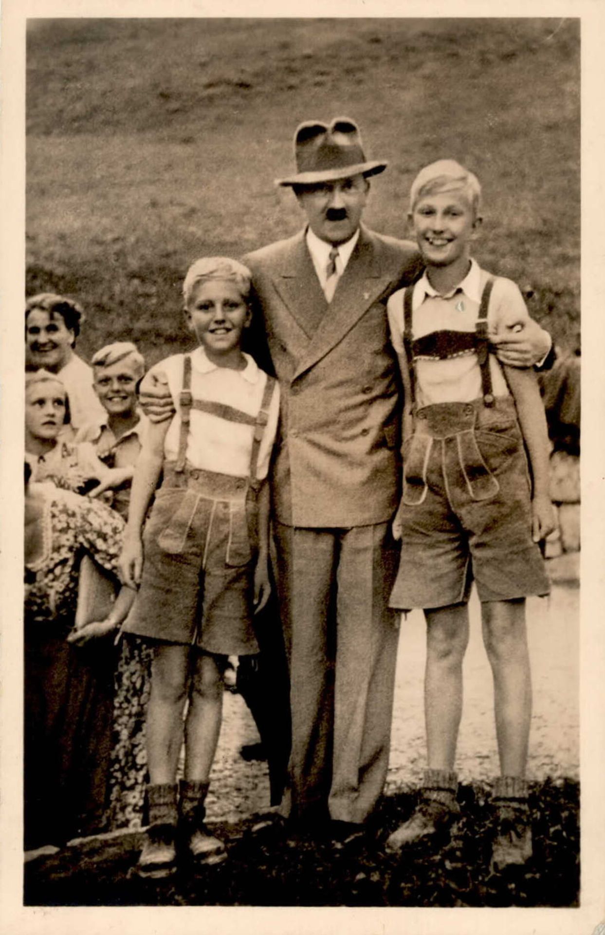 Hitler mit Kindern I-II
