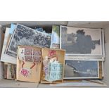 WuKi Wunderkiste kleiner Karton mit Briefmarken, Briefen, Ansichtskarten, einfaches Material