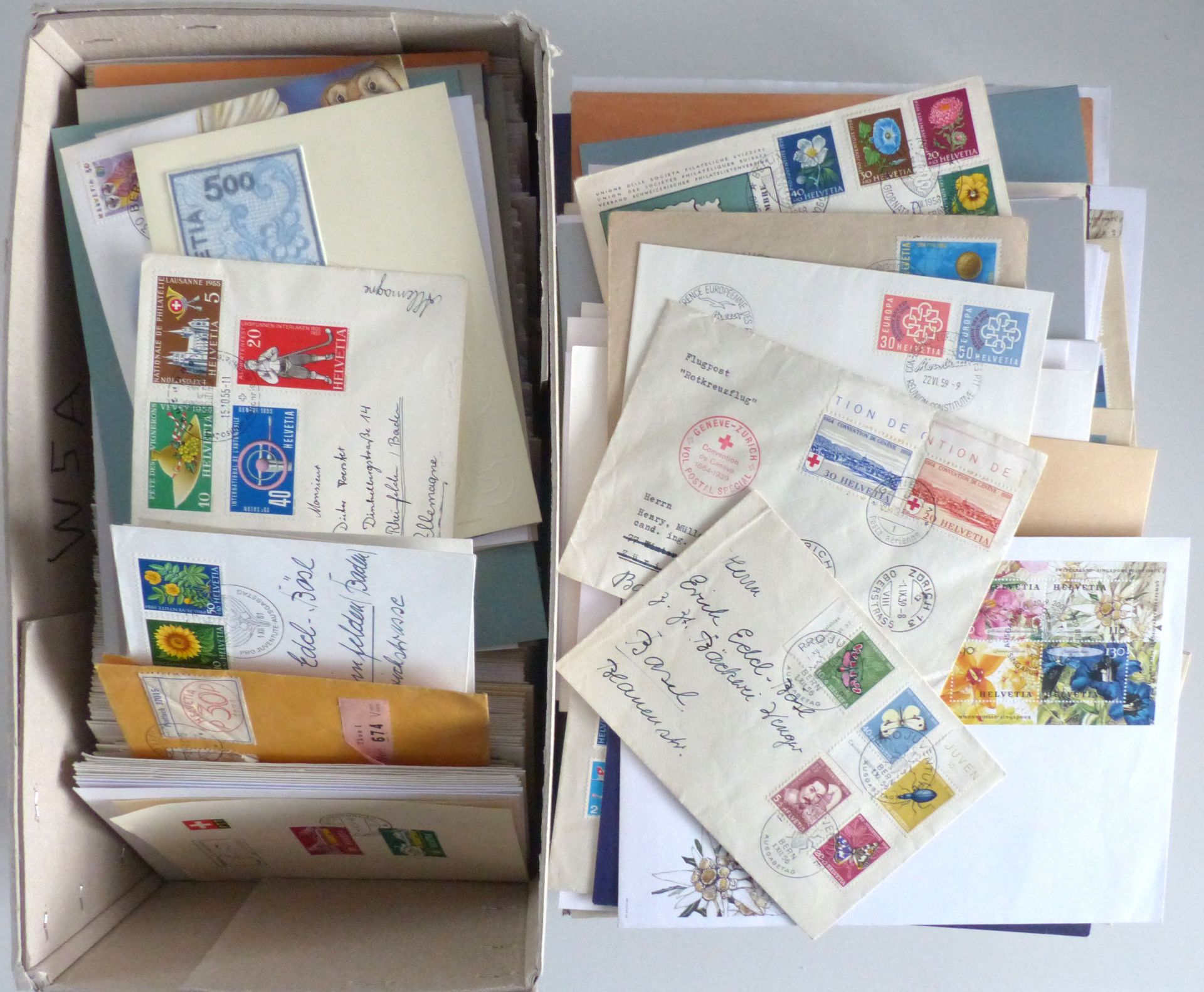 Schweiz Briefe-Sammlung im Karton, meist FDC, wenig vor 1950, dabei auch mehrfach Stickerei-/Holz-