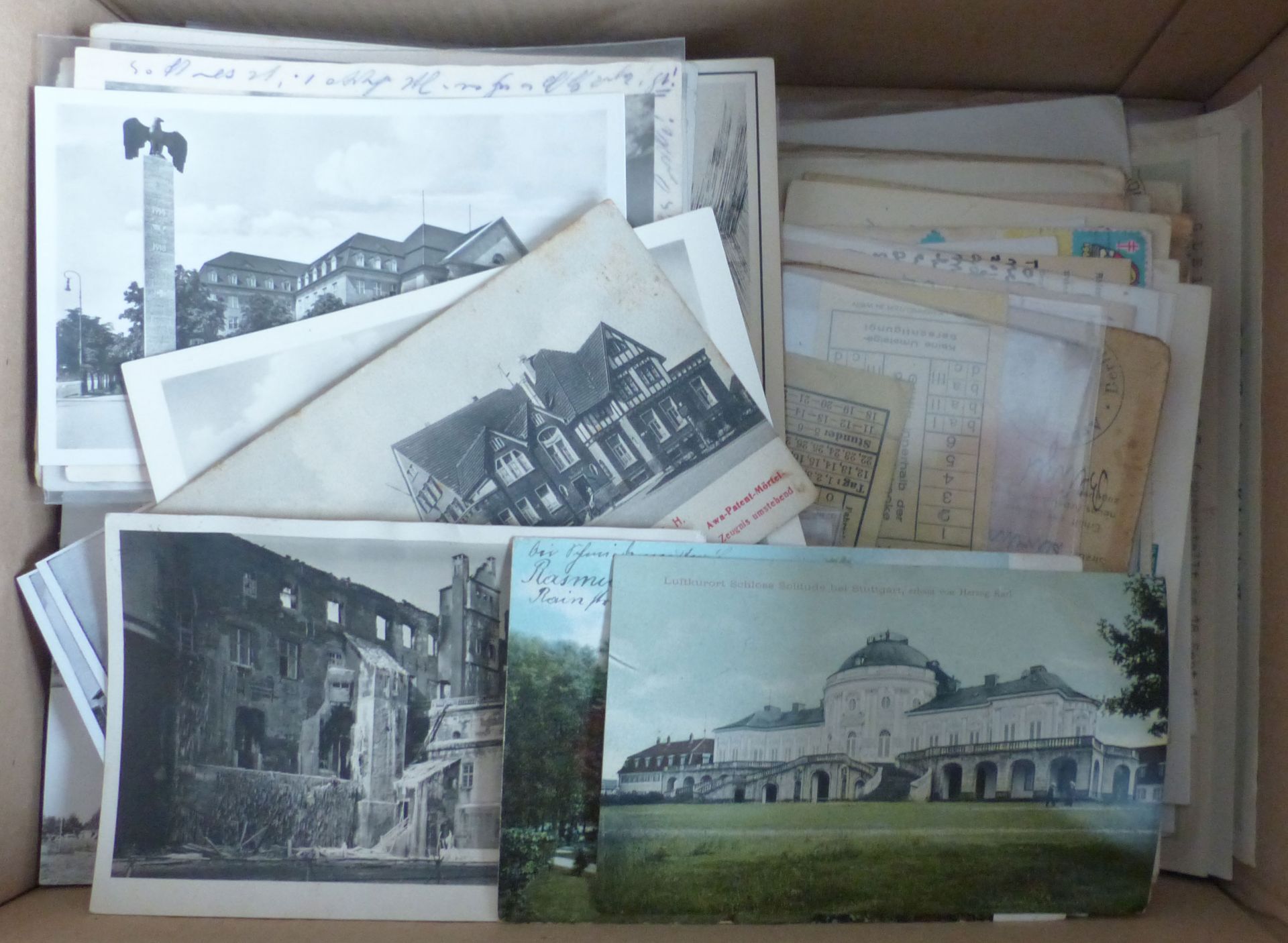WUKI Kiste mit ca. 300 Ansichtskarten, einigen philatelistischen Belegen, Ausweisen, Zeugnissen,