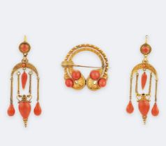 Carlo Giuliano. Viktorianisches Schmuck-Set 'Stil Etrusco' mit Brosche und Paar Ohrhänger.