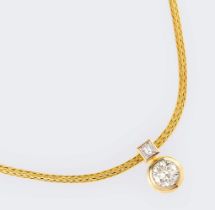 Gold-Collier mit fein-weißem Solitär-Anhänger.