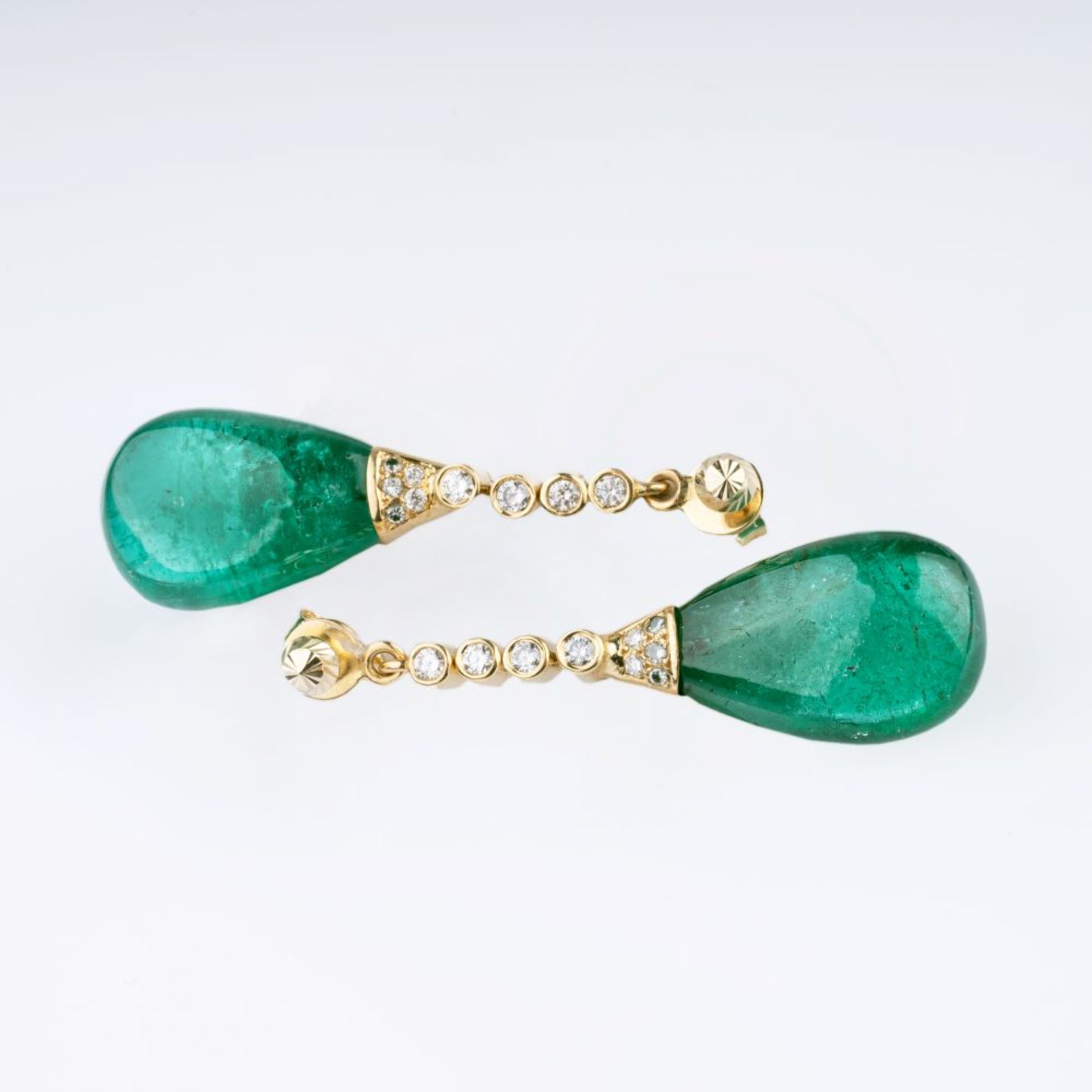 A Pair of extraordinary Emerald Diamond Earpendants. - Image 3 of 3