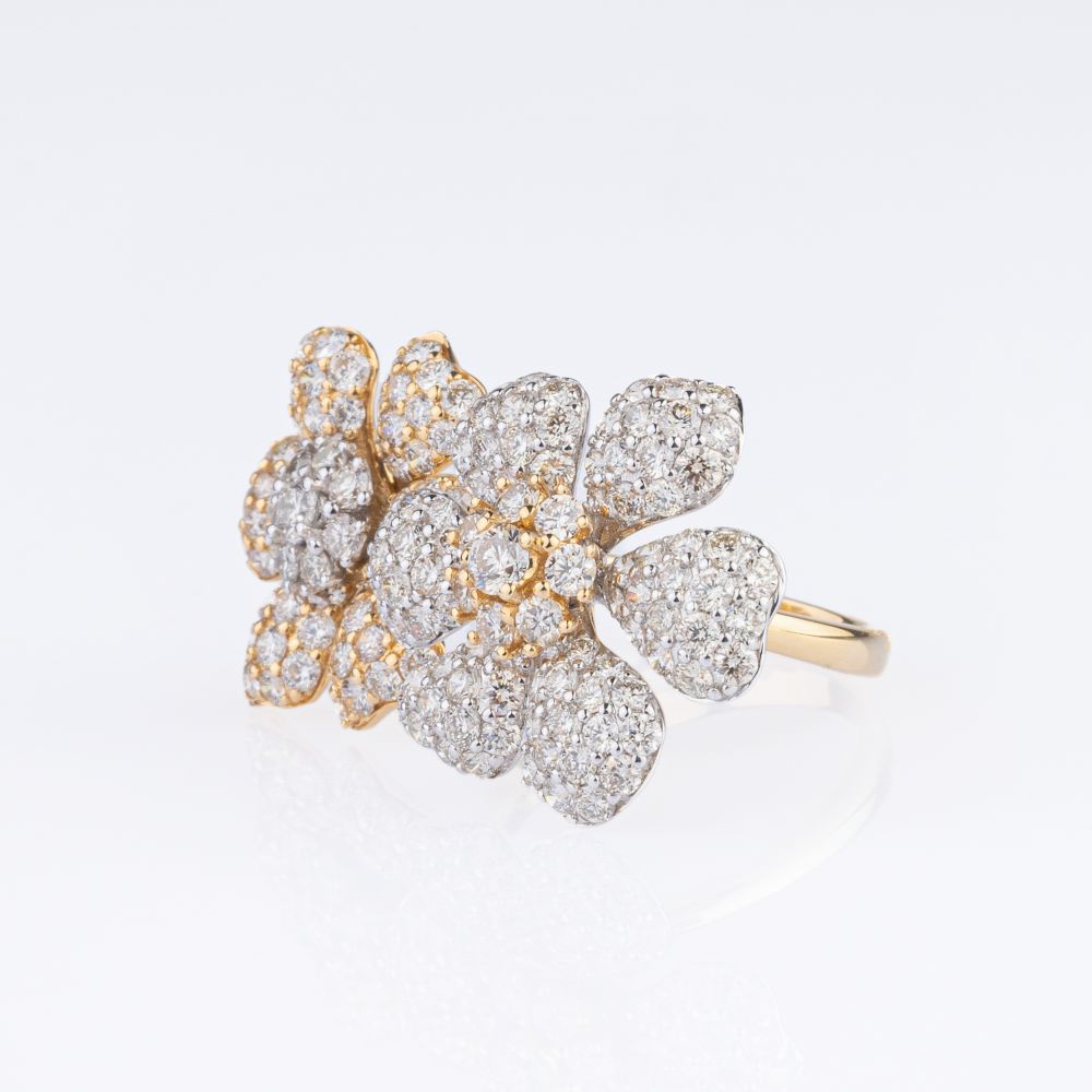 A bicolour Diamond Flower Ring. - Image 2 of 4