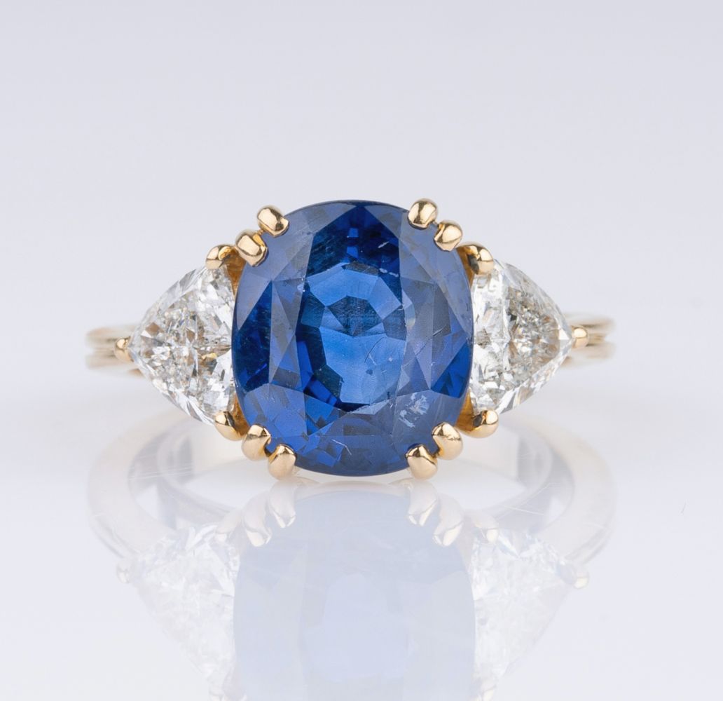 A very fine Diamond Ring with natural Ceylon Sapphire.