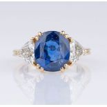 A very fine Diamond Ring with natural Ceylon Sapphire.